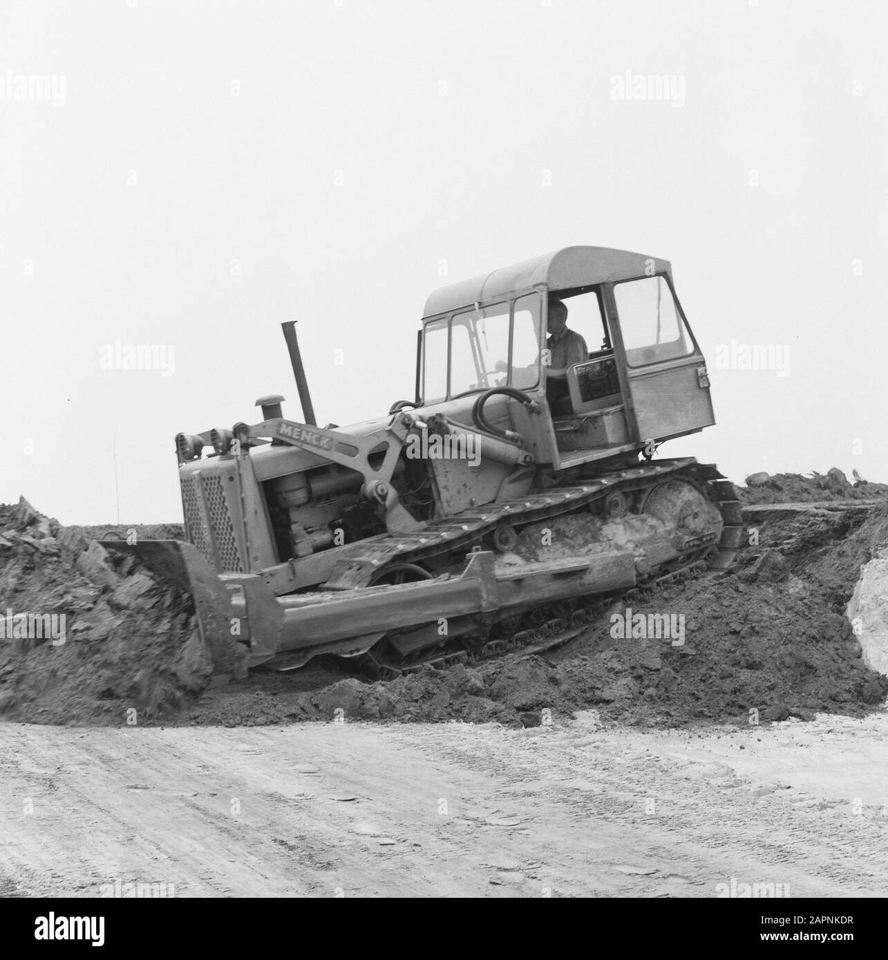 Bergbau, Bodenbearbeitung, Nivellierung, Bandanden, Bulldozer, Ladebrunnen für Autos, De Wilreit Datum: Juni 1958 Standort: De Wilreit Schlüsselwörter: Ladebrunnen für Autos, Schleifen, Bulldozer, Nivellierung, Bodenbearbeitung, Bergbau Stockfoto