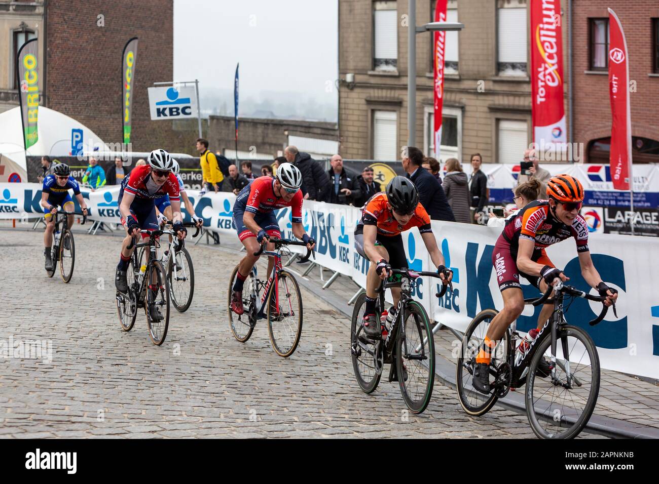 Geraardsbergen, Belgien - 7. April 2019: Die Jugendlichen, die auf einer Kopfsteinpflasterstraße in Geraardsbergen bei der Juniors Tour of Flanders 2019 fahren. Stockfoto