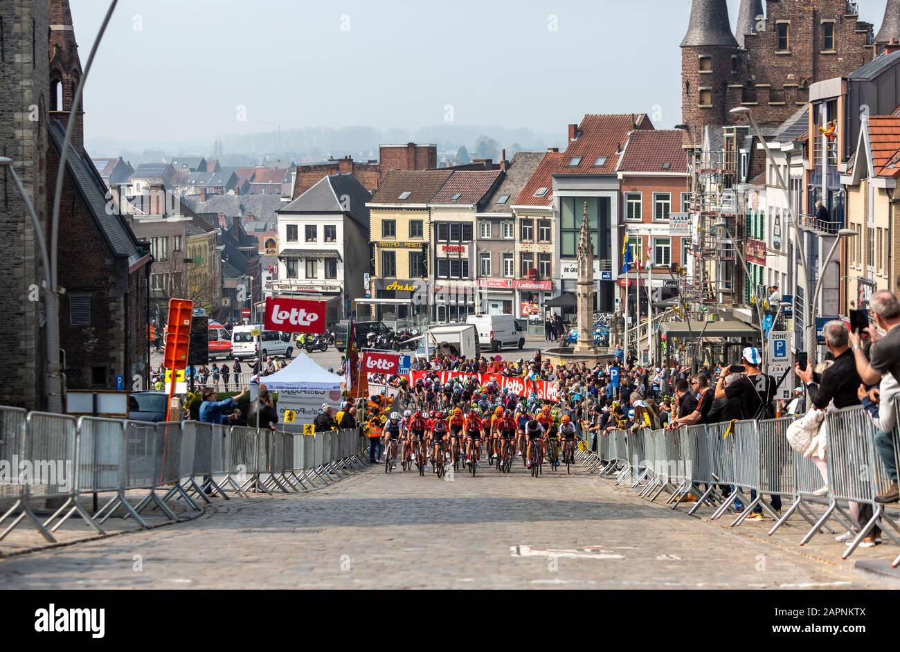 Geraardsbergen, Belgien - 7. April 2019: Das feminine Peloton, das auf einer Kopfsteinpflasterstraße in Geraardsbergen bei Der Flandern-Rundfahrt 2019 fährt. Ma Stockfoto