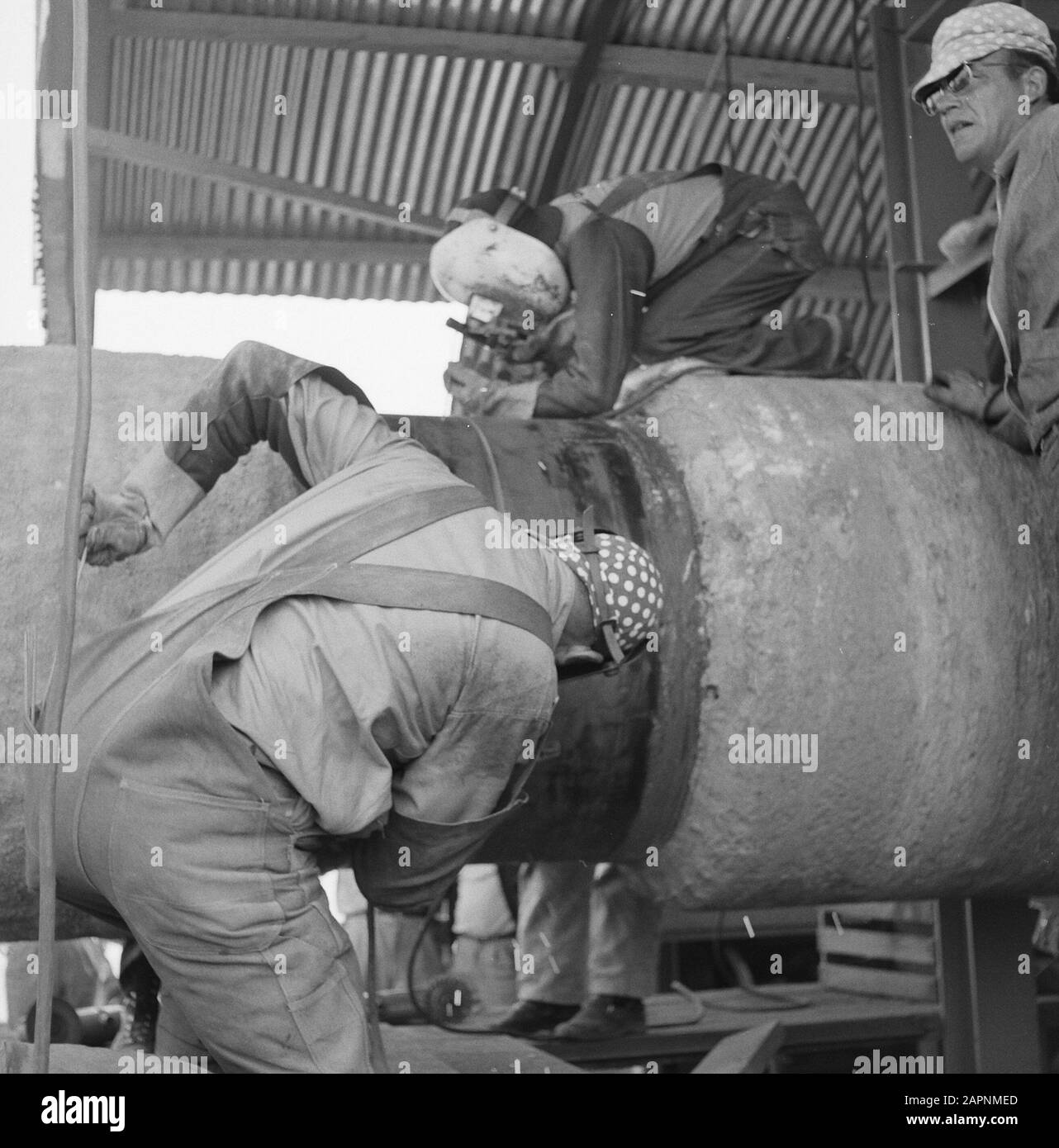NPC, Gasleitungen, Klebeschweißen, Schweißnaht unten, Arbeiter, Stringerbead, Heißpass Datum: 1966 Standort: Ijsselmeer Schlüsselwörter: Arbeiter, Schweißnaht unten, Gasrohre, Herstellung von Hechtlas, npc Personenname: Heißpass, Stringerbead Stockfoto