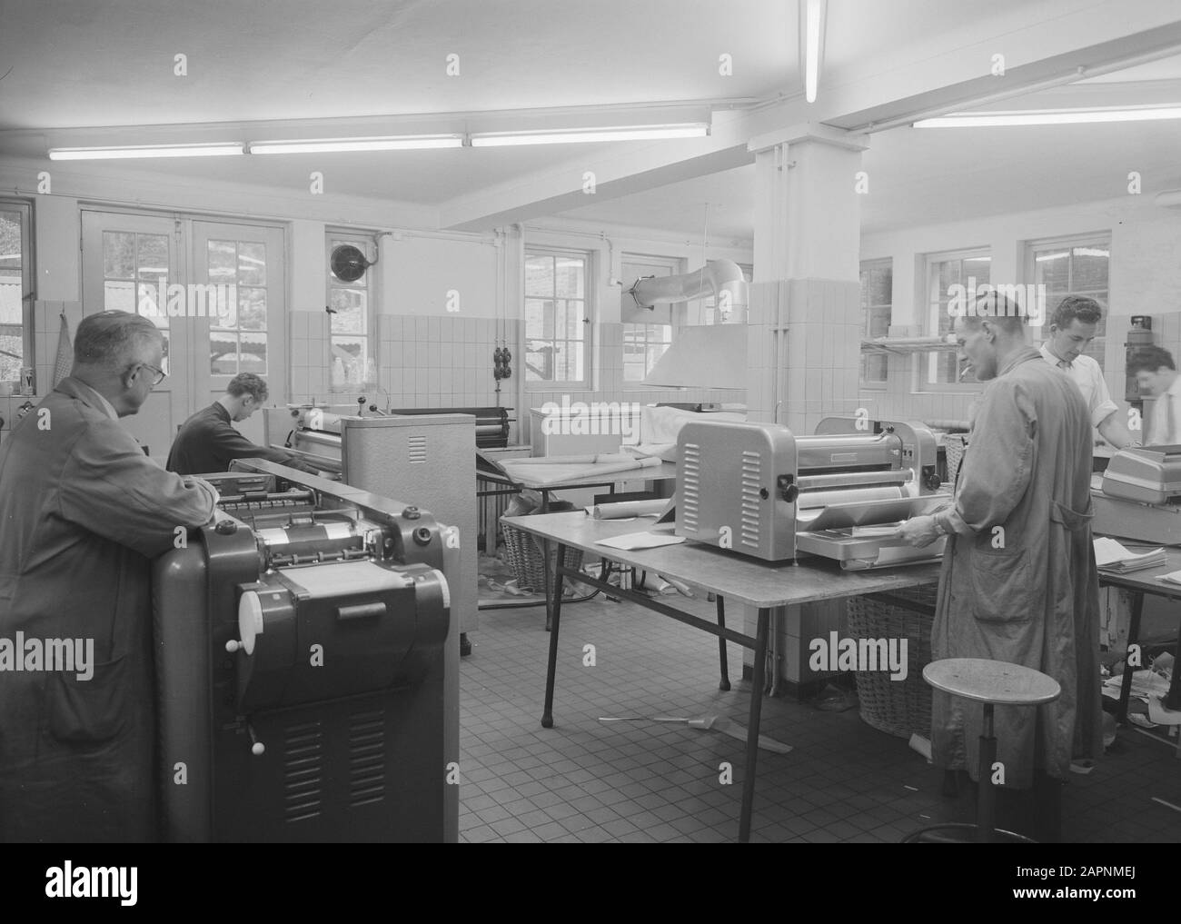 Gebäude und Denkmäler Knhm, Innenräume, Lichtdruck, Menschen Datum: Dezember 1956 Schlagwörter: Gebäude und Denkmäler Knhm, Innenräume, Lichtdruck, Personeneinrichtung Name: NHM Stockfoto