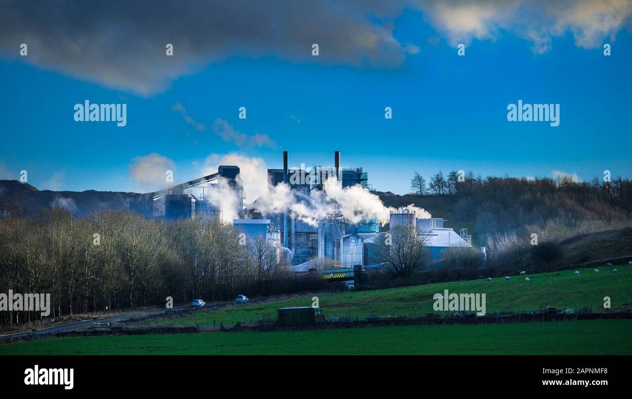Im Steinbruch Lhoist bei Hindlow im Peak District wird seit Generationen Kalk produziert. Stockfoto