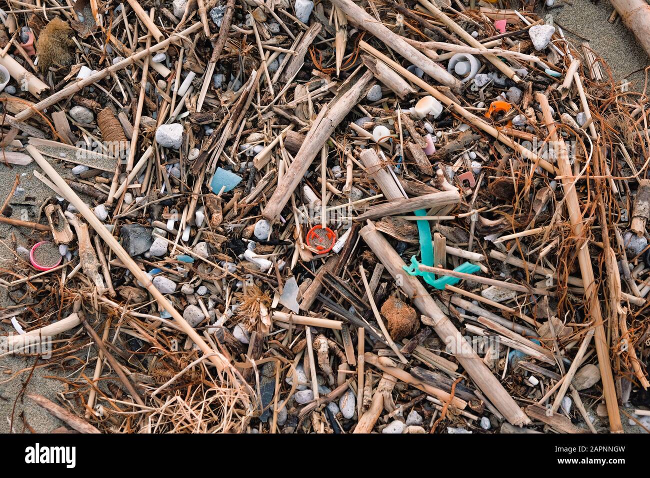 Mikroplastische Abfallverschmutzung nach winterlicher Meeressturmküste, Planet SAVE-Konzept Stockfoto
