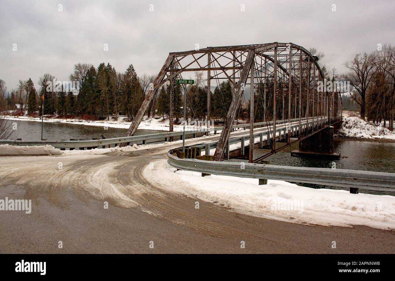 Die Theodore Roosevelt Memorial Bridge, über den Kootenai River, an einem verschneiten, kalten Wintertag, in Troy, Montana. Der Kootenai River ist ein Zufluss von Stockfoto