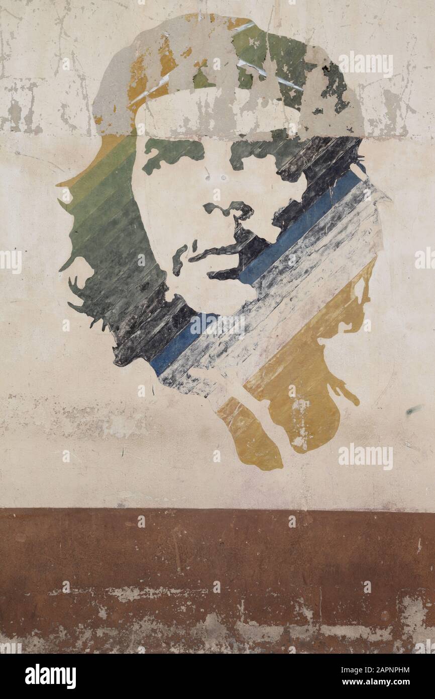 Ikonisches Bild von Che Guevara, dem berühmten kubanischen Revolutionären Helden, gemalt an der Seite eines Gebäudes in den Straßen von Havanna, der Hauptstadt Kubas Stockfoto