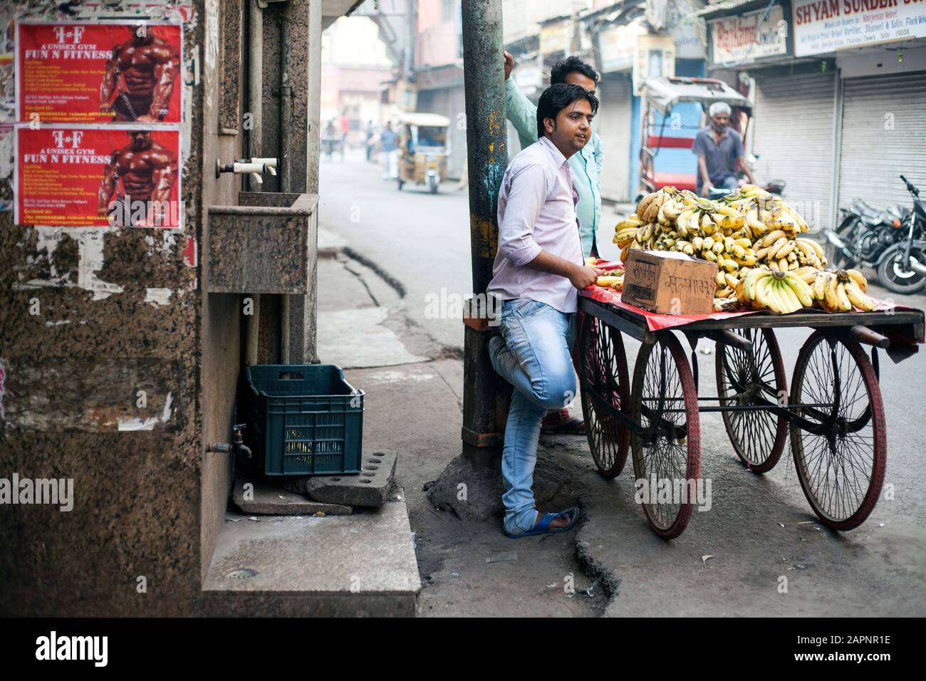 Obstmarkt in Chandni Chowk, Alt-Delhi, Indien am 5. April 2018. Ein Straßenhändler arrangierte vor der Marktöffnung Bananen auf seinem Vierrad. P Stockfoto