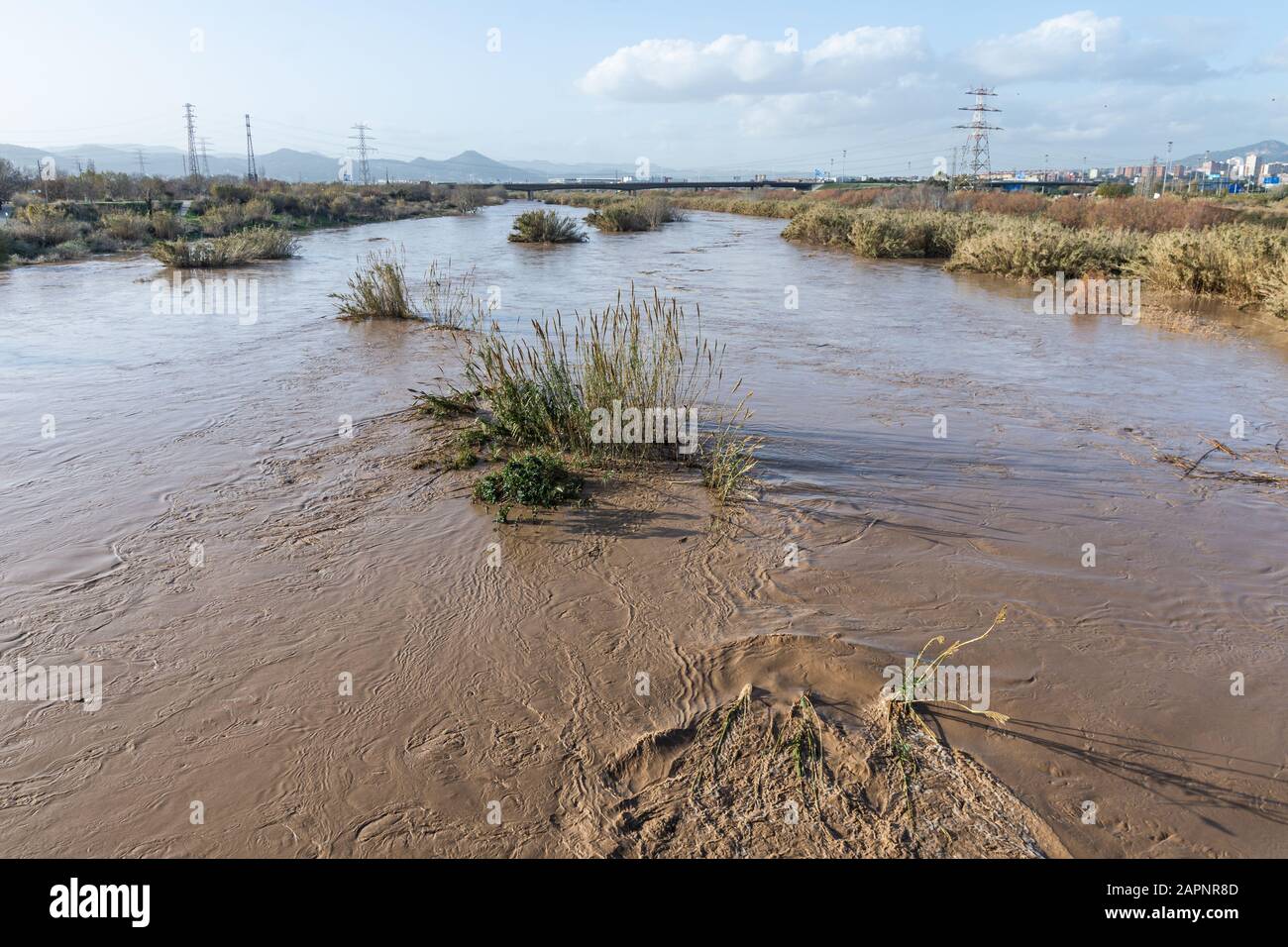 Überfluteter Fluss, Überschwemmungen in der Stadt, Klimawandel, Naturkatastrophen Stockfoto