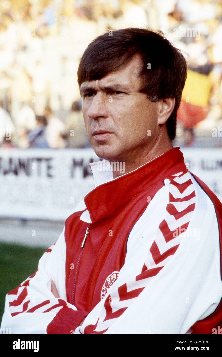 Mülheim, Deutschland. Januar 2020. Josef Sepp PIONTEK, Deutschland, Fußball, ehemaliger Fußballspieler, hier als Trainer der dänischen Nationalmannschaft, dänischer Nationaltrainer, sitzt auf der Coachbank, hier bei der Fußball-Europameisterschaft 1984 in Frankreich, Nutzung weltweiter Kredit: Dpa/Alamy Live News Stockfoto