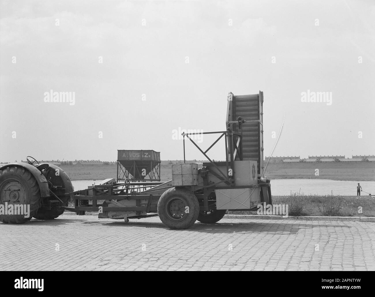 Landmaschinen und Arbeitsgeräte, Arbeiten, Transporter Datum: Juli 1954 Schlagwörter: Landmaschinen und Werkzeuge, Transporter, Arbeit Stockfoto
