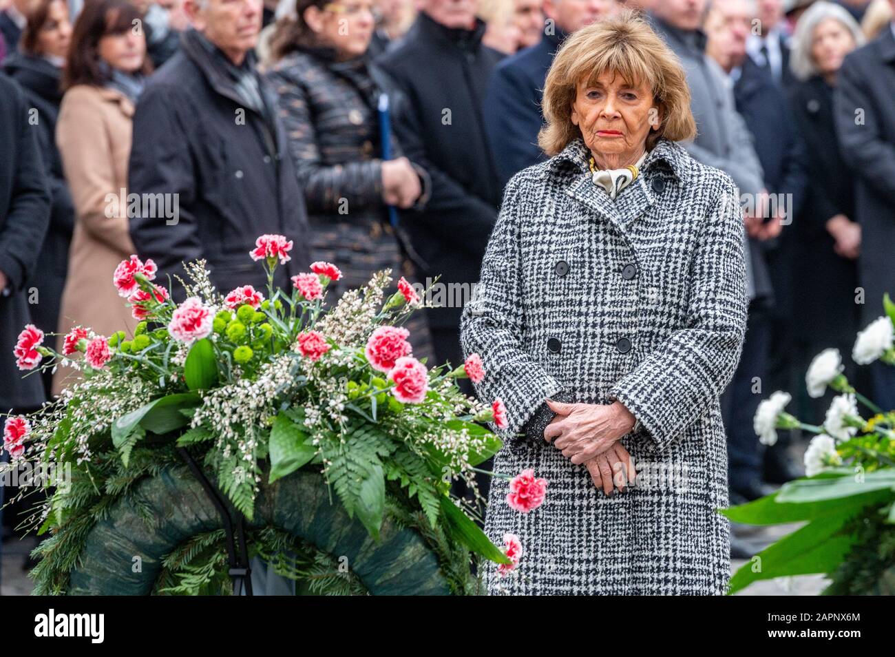 Passau, Deutschland. Januar 2020. Charlotte Knobloch, Präsidentin der Jüdischen Gemeinde München und Oberbayern, nimmt an der Gedenkfeier für die Opfer des Nationalsozialismus an der Inn-Promenade Teil. Erstmals richtet der Bayerische Landtag sein traditionelles Holocaust-Gedenken zusammen mit politischen Vertretern aus Tschechien und Österreich aus. Credit: Armin Weigel / dpa / Alamy Live News Stockfoto