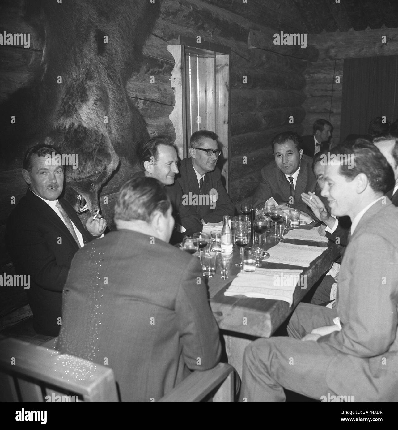 Männer, Gebäude, Inneneinrichtung, Essen, Partys, Getränke, Tische Datum: Undatierte Schlüsselwörter: Getränk, Essen, Partys, Gebäude, Inneneinrichtung, Männer, Tische Stockfoto