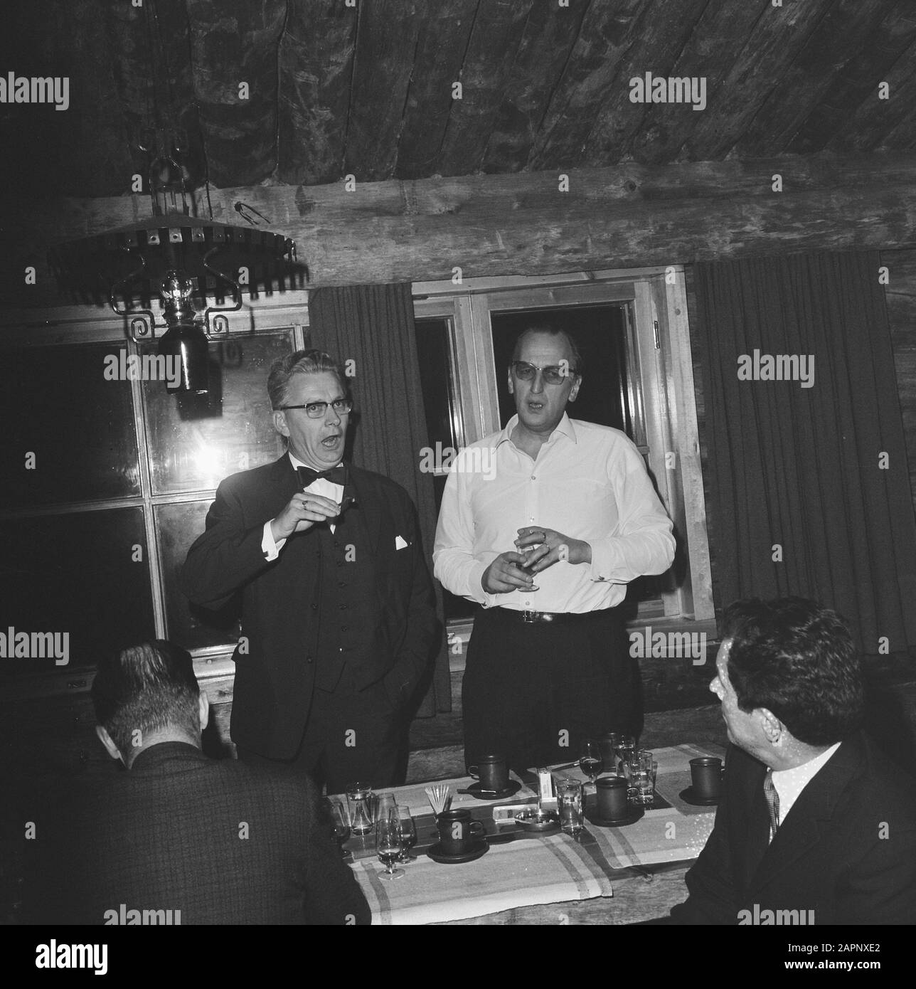 Männer, Gebäude, Inneneinrichtung, Essen, Getränke, Abend, Feste Datum: Undatierte Schlüsselwörter: Abend, Getränk, Essen, Feste, Gebäude, Inneneinrichtung, Männer Stockfoto