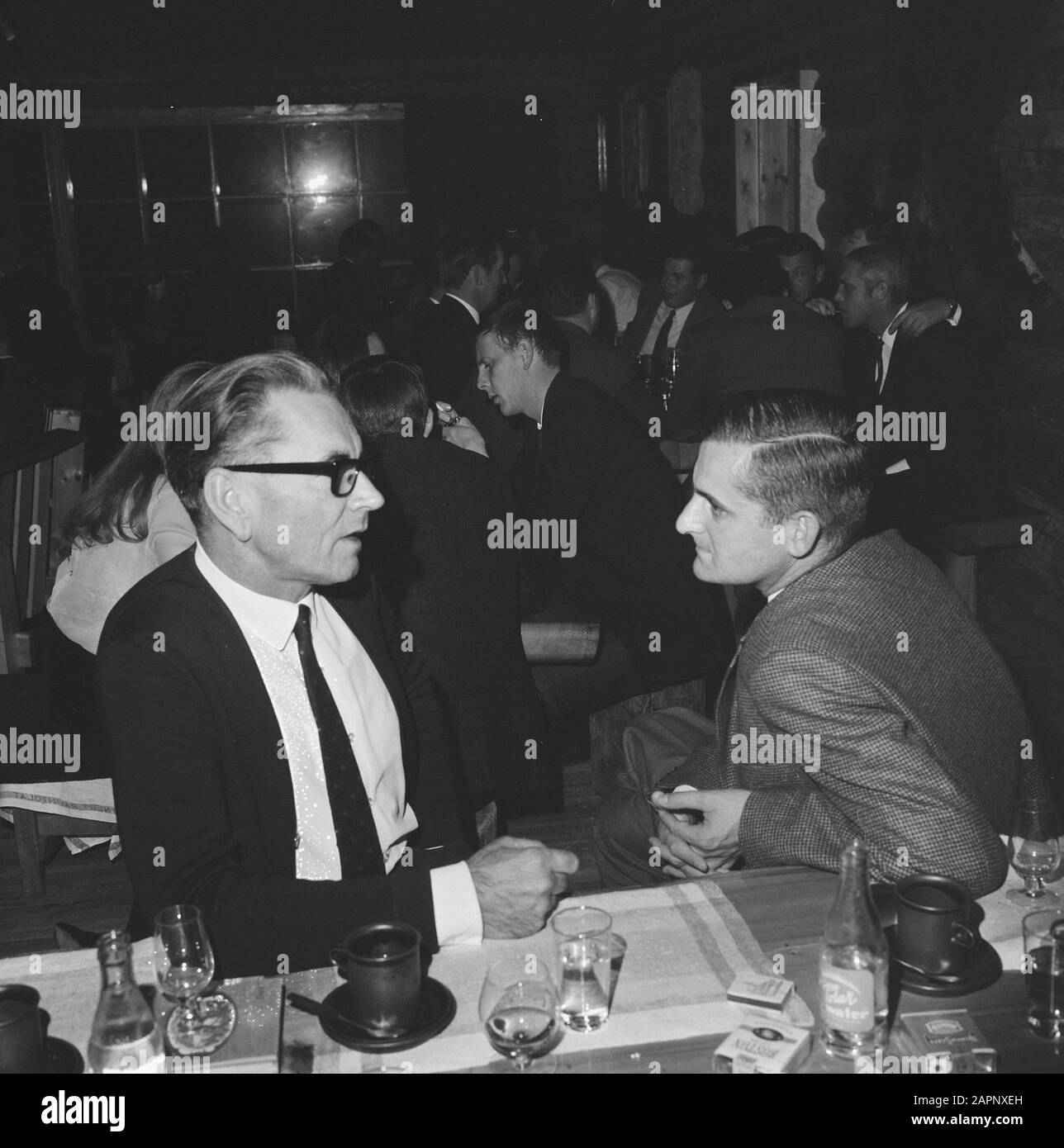 Männer, Gebäude, Inneneinrichtung, Essen, Partys, Getränke, Tische Datum: Undatierte Schlüsselwörter: Getränk, Essen, Partys, Gebäude, Inneneinrichtung, Männer, Tische Stockfoto