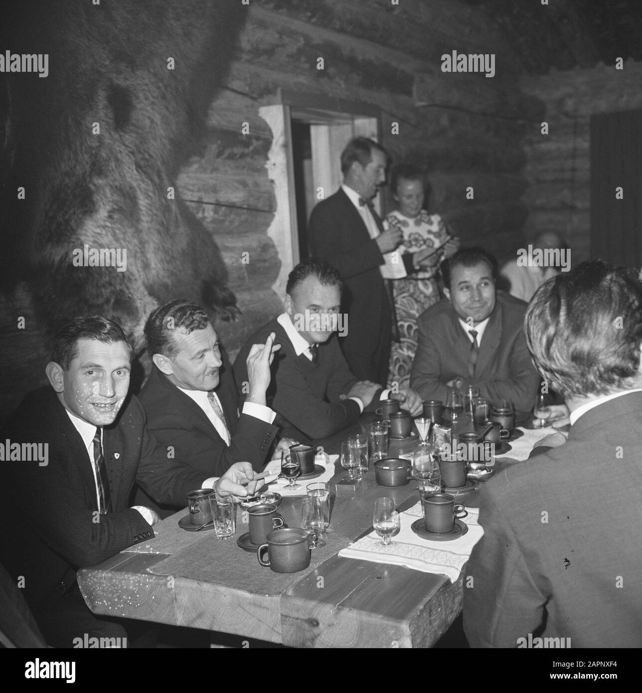 Männer, Gebäude, Inneneinrichtung, Essen, Partys, Getränke, Tische Datum: Undatierte Schlüsselwörter: Getränk, Essen, Partys, Gebäude, Inneneinrichtung, Männer, Tische Stockfoto