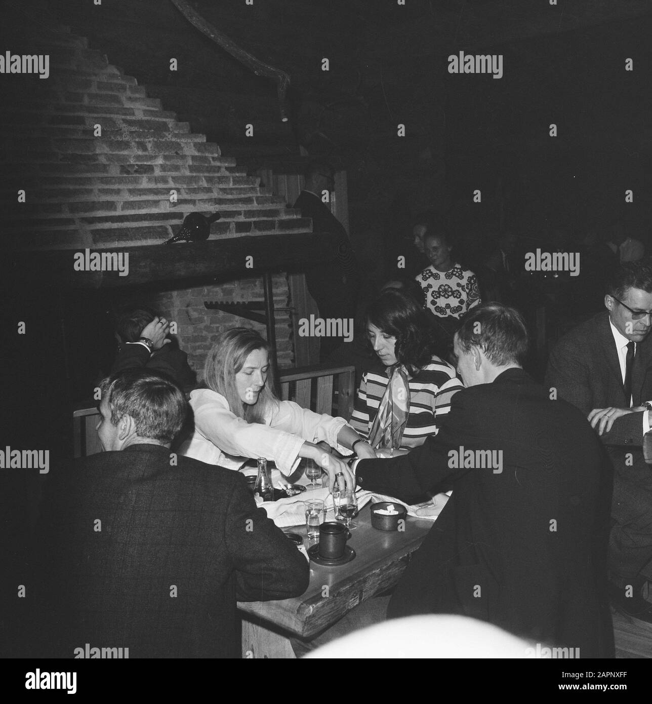 Männer, Gebäude, Inneneinrichtung, Essen, Partys, Getränke, Tische Datum: Undatierte Schlüsselwörter: Getränk, Essen, Partys, Gebäude, Inneneinrichtung, Männer, Tische Stockfoto