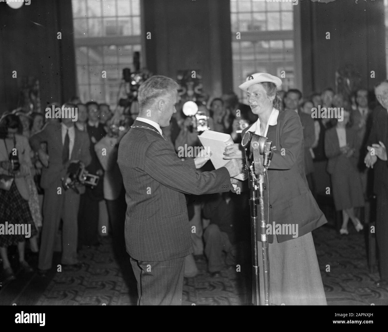 Fanny Blankers-Koen in Amsterdam. Empfangen von Bürgermeister d'Ailly Datum: 10. August 1948 Ort: Amsterdam, Noord-Holland Schlagwörter: Sportler, Bürgermeister, Quittungen, Name der Sportperson: Blankers-Koen, Fanny Stockfoto