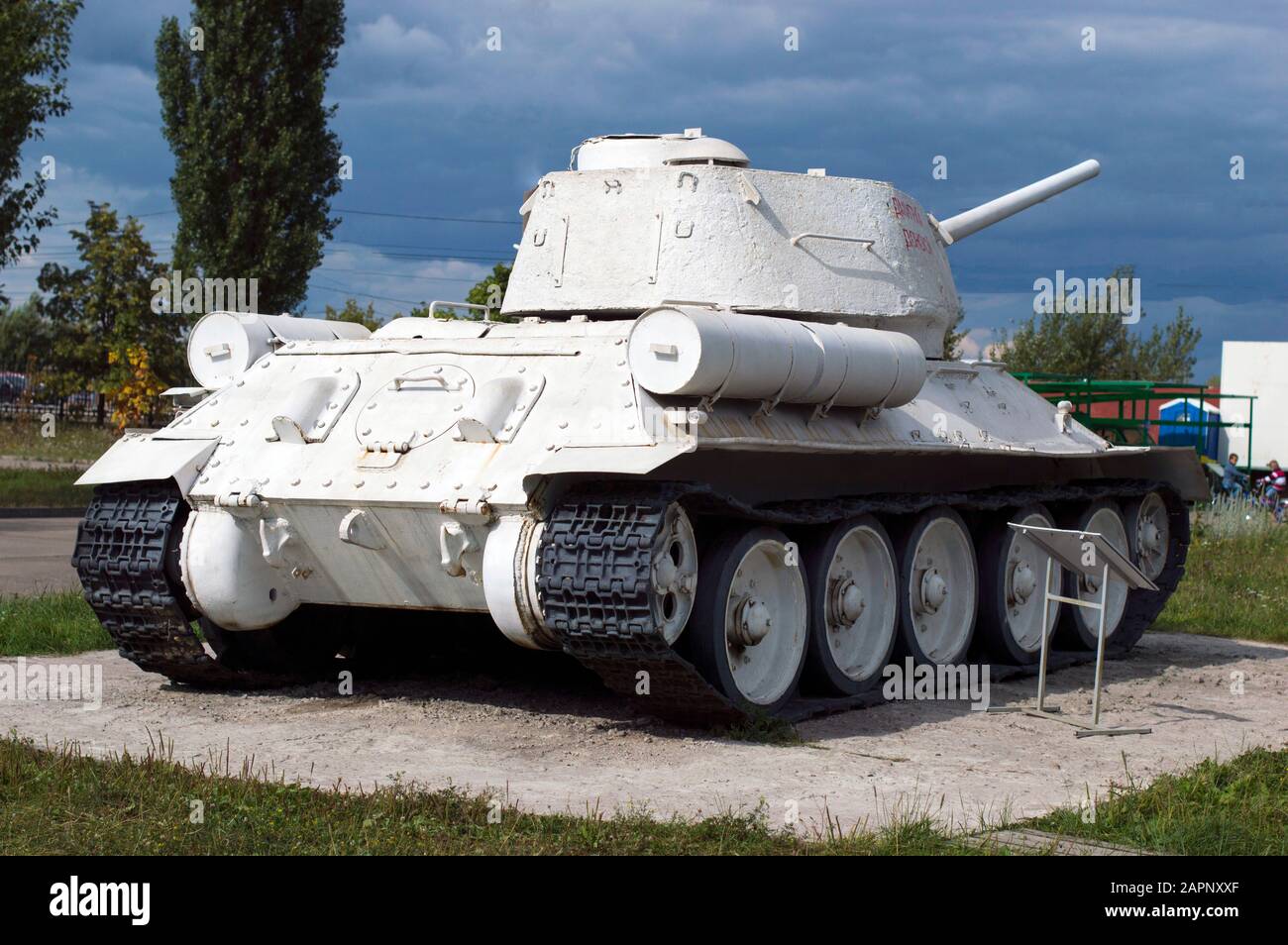 Denkmal für die Gewinner. Ausstellung im Siegespark. Tank T 34 -85. Dmitrij Donskoy. Russland. Stockfoto