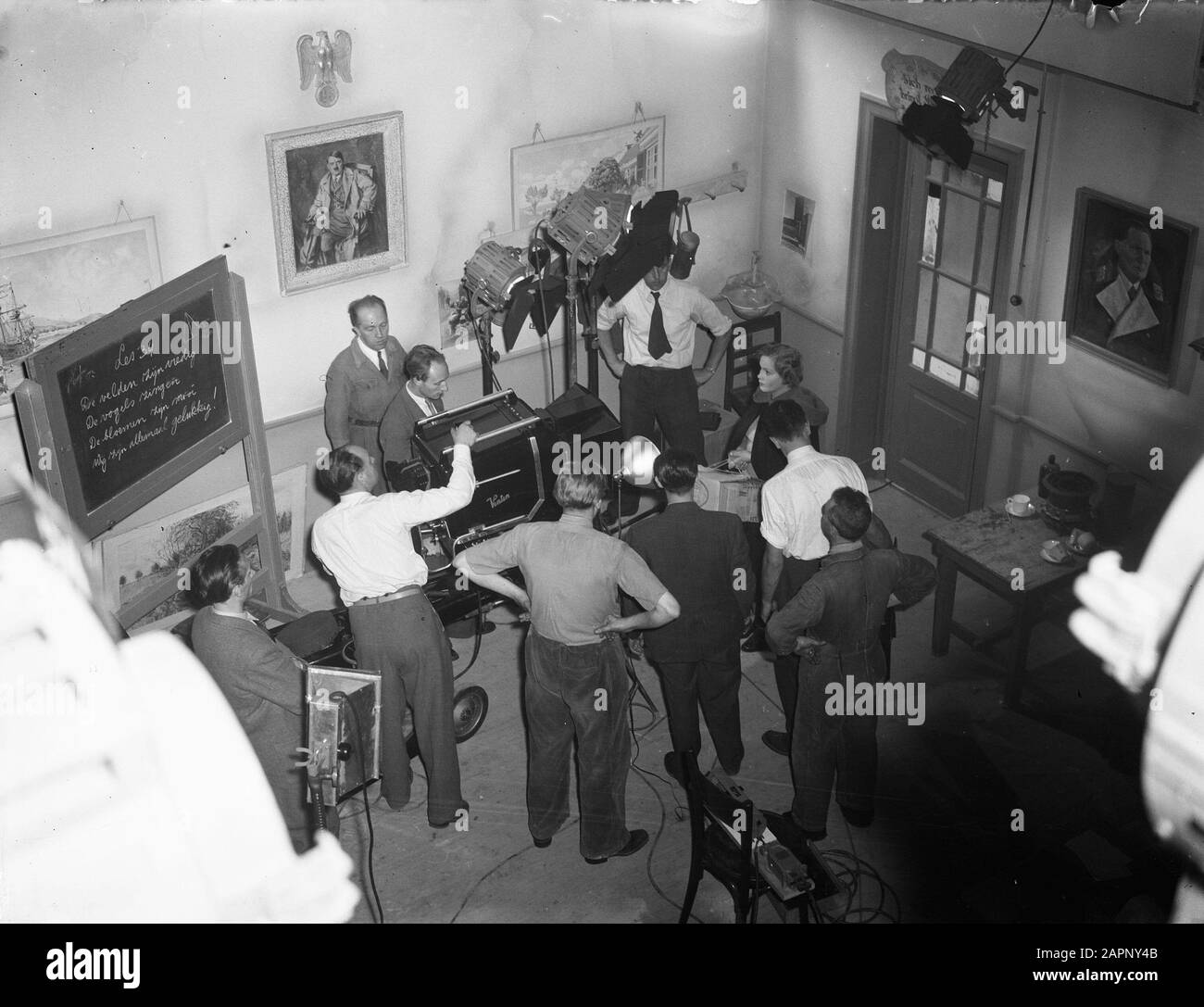 Szene, während sie nicht umsonst [das Duivendrecht von Cinetone Studio. Schauspielerin ist Myra Ward] Anmerkung: Nicht umsonst ist ein niederländischer Film von Edmond T Greville aus dem Jahr 1948. Der Film basiert auf einer Geschichte im Verstecken und Widerstand des Zweiten Weltkriegs, die zu einem Drehbuch von Ben van Eysselsteijn verarbeitet wurde. (Quelle Wikipedia) Datum: 23. August 1948 Ort: Duivendrecht Schlüsselwörter: Film persönlicher Name: Ward, Myra Stockfoto