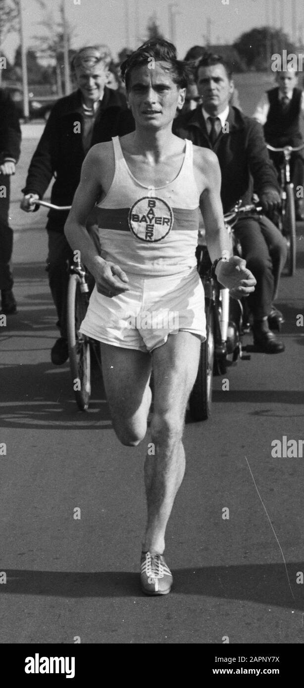 Championship Marathon Run. Engelhard (Deutschland) erster Ausländer Datum: 7. Juli 1956 Schlagwörter: CHAMPIES, Marathonlauf Stockfoto