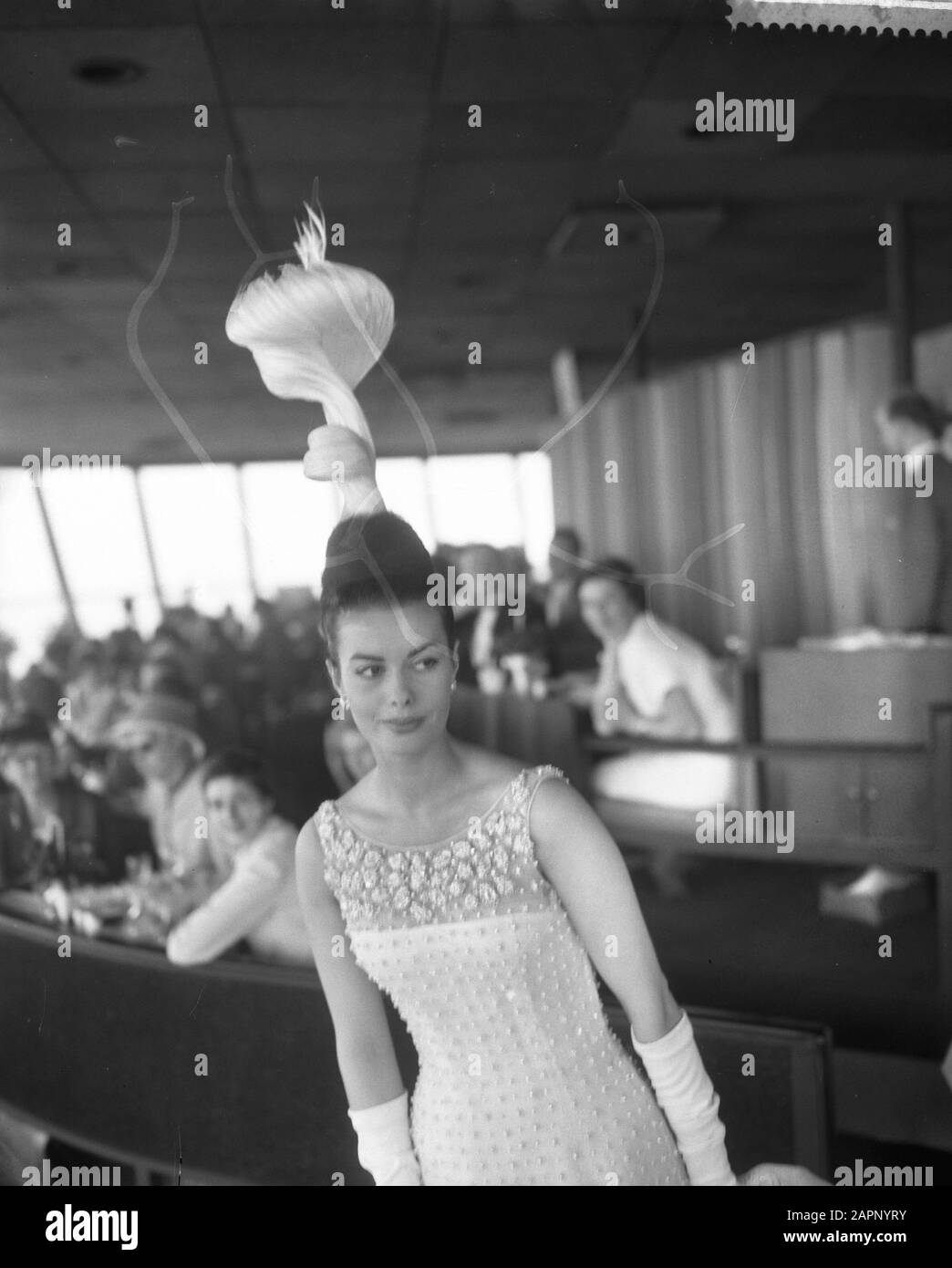 Europäische Mode an der Spitze des Rotterdamer Euromast, speziell für diesen Anlass kreiert Frisur Datum: 2. Juni 1960 Standort: Rotterdam, Süd-Holland Schlagwörter: Anlässe, Frisuren, Modeschöpfer Name: Euromast Stockfoto