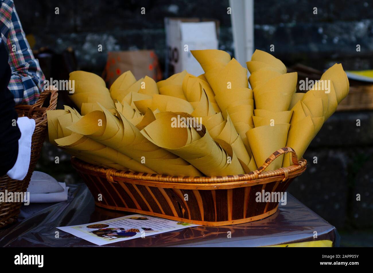 Papierkegel bereit für die Kastanien aus dem toskanischen Bergdorf Gavinana während des Oktoberfests, das die Kastanienernte feiert. Stockfoto