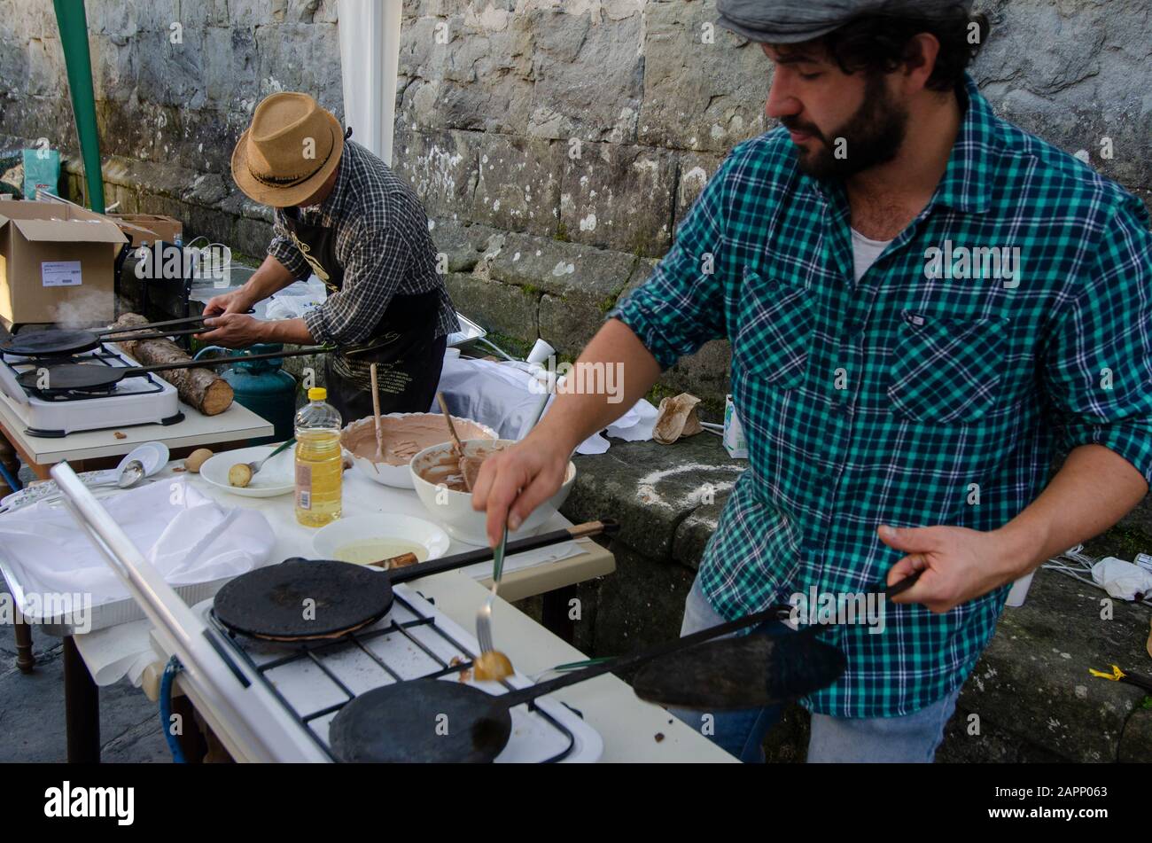 Einheimische kochen Kastanienpfannkuchen im toskanischen Bergdorf Gavinana während des Oktoberfests, das die Kastanienernte feiert. Stockfoto