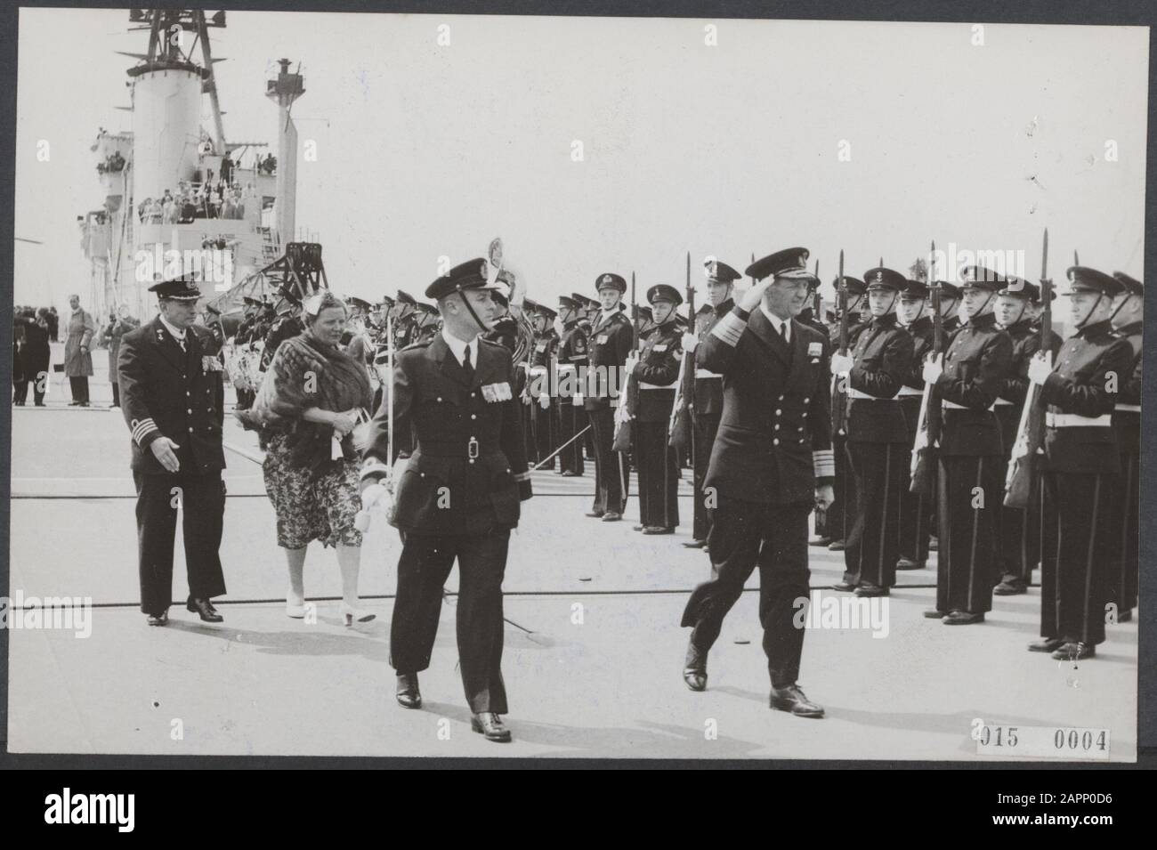 Königshaus, Besuche, Ehrenwachen, Flugzeugträger, Türsteher Karel Hr. Frau, Frederik Ix, Juliana, Königin, Valkenburg, DATUM: 27. April 1954 Ort: Rotterdam, Zuid-Holland Schlüsselwörter: Besuche, Ehrenwachen, Königshaus, Flugzeugträger Personenname: Türsteher Karel Hr. Frau, Frederik Ix, Juliana, Königin, Valkenburg, A.M. Stockfoto