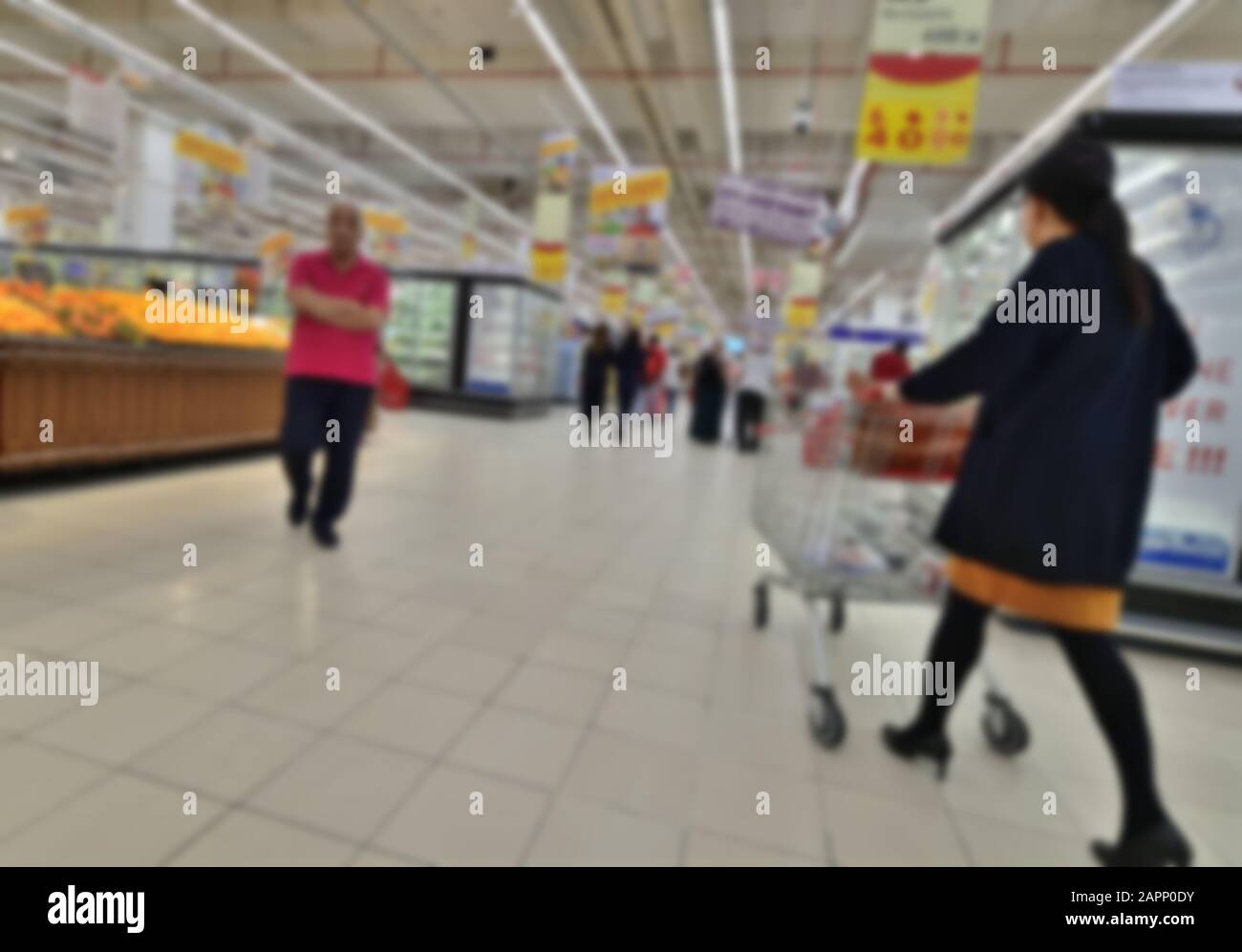 Käufer in einem großen Supermarkt. Hintergrund verwischen Stockfoto