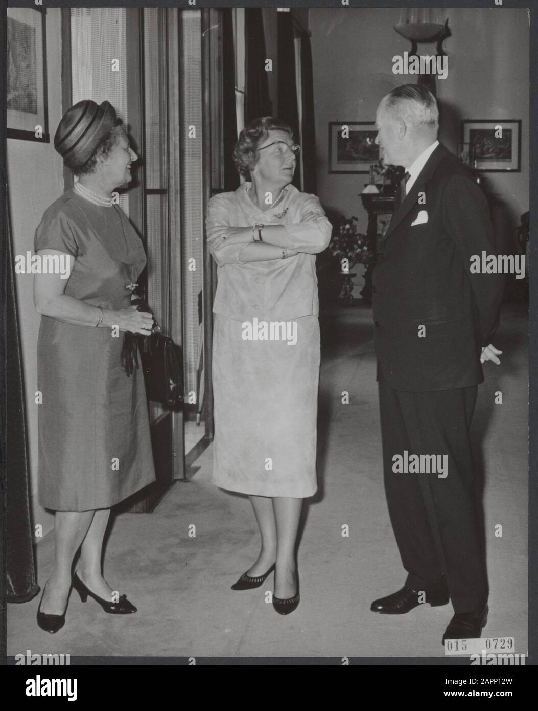 Königshaus, Königinnen, Quittungen, Verteidigung, Juliana, Königin, Stikker, Dirk, Utrechter Datum: 9. Juli 1964 Ort: Soestdijk, Utrechter Schlüsselwörter: Verteidigung, Königinnen, Königshaus, Quittungen persönlicher Name: Juliana, Königin, Stikker, Dirk Stockfoto