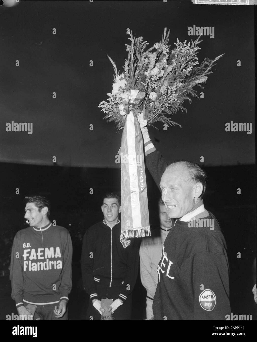 Revanches Radweltmeisterschaften im Olympiastadion. Huldiging van Jan Derksen, hier mit Blumen Datum: 12. August 1963 Ort: Amsterdam, Noord-Holland Schlüsselwörter: Blumen, Honigarten, Sport, Radsport persönlicher Name: Derksen Jan Stockfoto