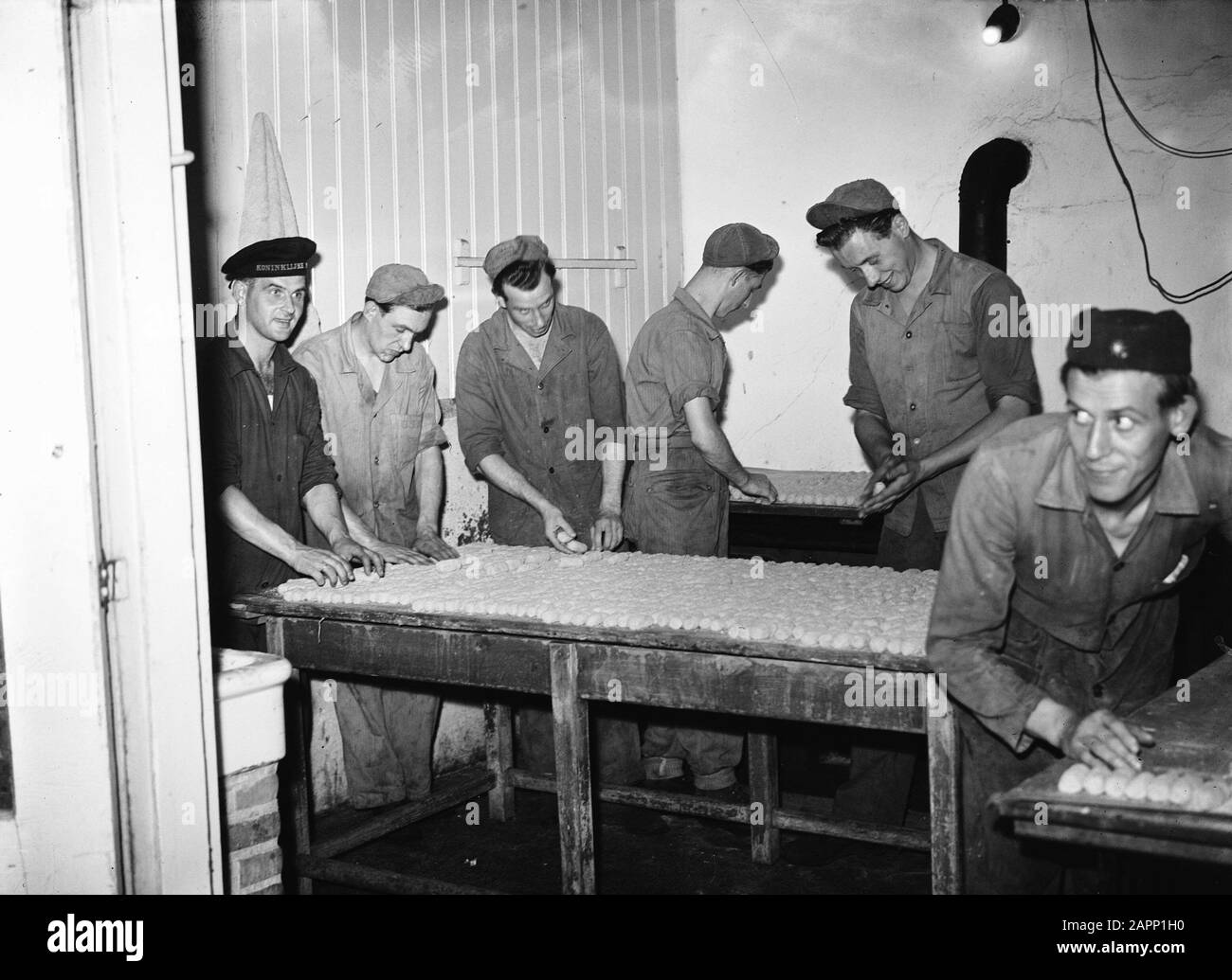 Kroketten in der Küche zubereiten Datum: 1. September 1948 Personenname: Kochnische Stockfoto
