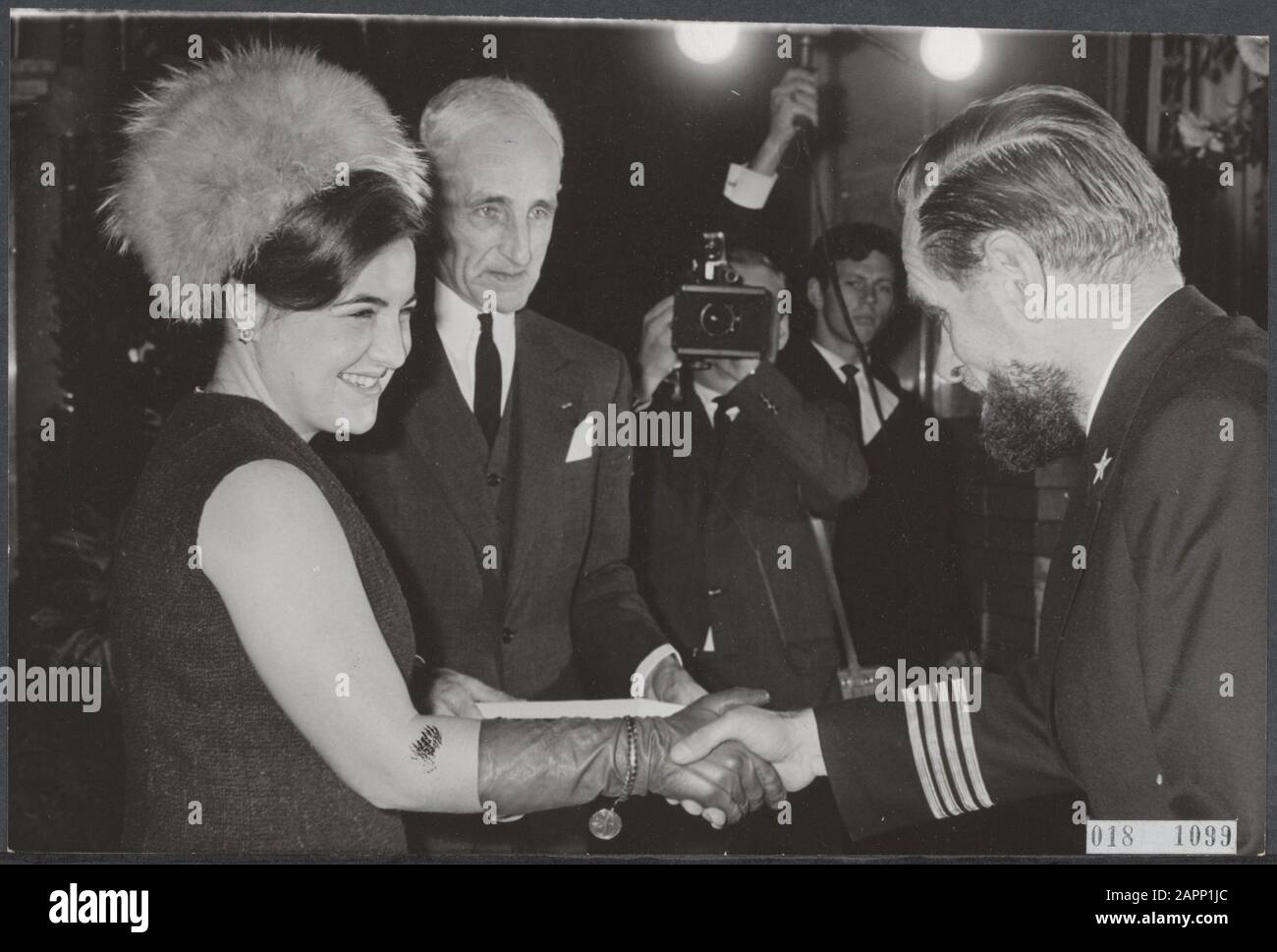 Serie 018-1099 t/m 018-1100 Prinzessin Margriet besucht Rotterdam für eine Reihe von offiziellen Veranstaltungen Datum: 31. Oktober 1964 Ort: Rotterdam, Zuid-Holland Schlüsselwörter: Besuche, Königshaus, Eröffnungen, Prinzessinnen persönlicher Name: K.N.M.I., Kinderbuchwoche, Margrit, Prinzessin, Moertser Bruyns W.F.J.Warners C.J. Stockfoto