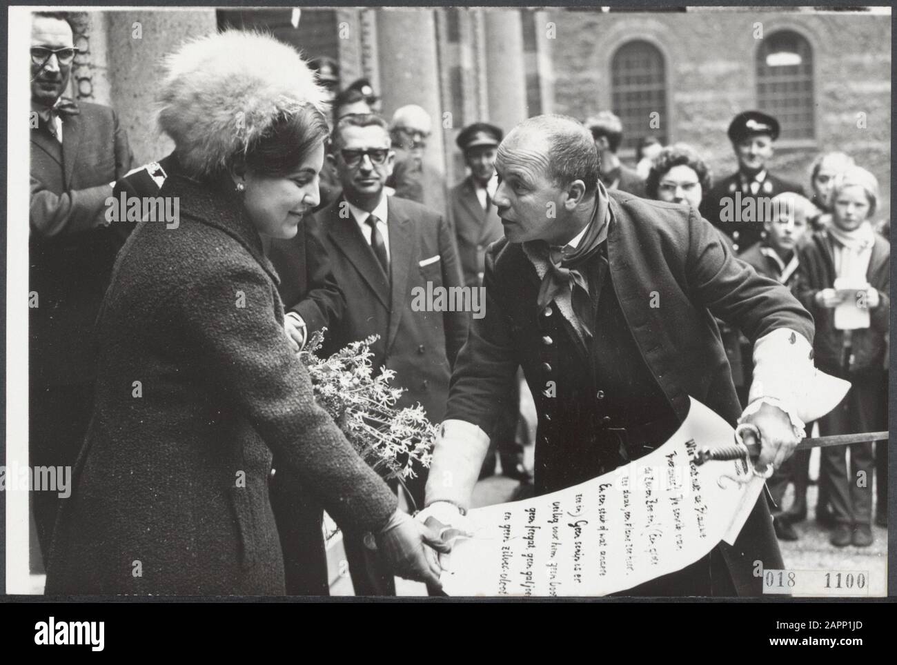 Serie 018-1099 t/m 018-1100 Prinzessin Margriet besucht Rotterdam für eine Reihe von offiziellen Veranstaltungen Datum: 31. Oktober 1964 Ort: Rotterdam, Zuid-Holland Schlüsselwörter: Besuche, Königshaus, Eröffnungen, Prinzessinnen persönlicher Name: K.N.M.I., Kinderbuchwoche, Margrit, Prinzessin, Moertser Bruyns W.F.J.Warners C.J. Stockfoto