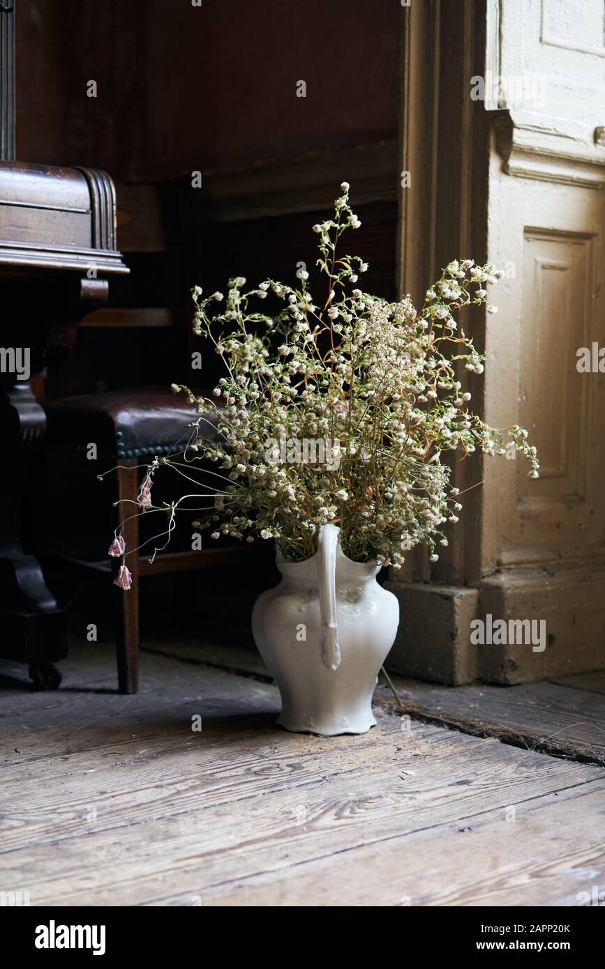 Blumen in einer Vase im Vintage-Interieur, Dublin, Irland. Stockfoto