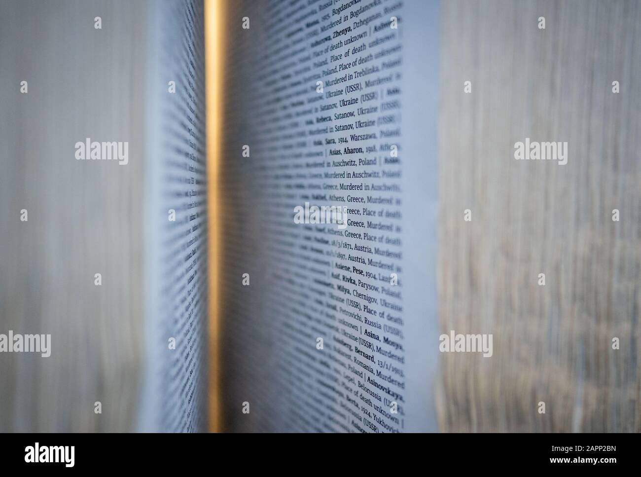 Oswiecim, Polen. Januar 2020. Namen von getöteten Häftlingen sind in einem Buch im Museum des ehemaligen Konzentrationslagers Auschwitz I. 27.01.2020 ist der 75. Jahrestag der Befreiung des Konzentrationslagers durch die Rote Armee. Von 1940 bis 1945 Betrieb die SS den Komplex mit zahlreichen Satellitenlagern als Konzentrations- und Vernichtungslager. Die Zahl der Ermordeten beläuft sich auf 1,1 bis 1,5 Millionen, die meisten von ihnen Juden. Auschwitz steht als Symbol des industriellen Massenmordes und der Judenvernichtung. Credit: Kay Nietfeld / dpa / Alamy Live News Stockfoto