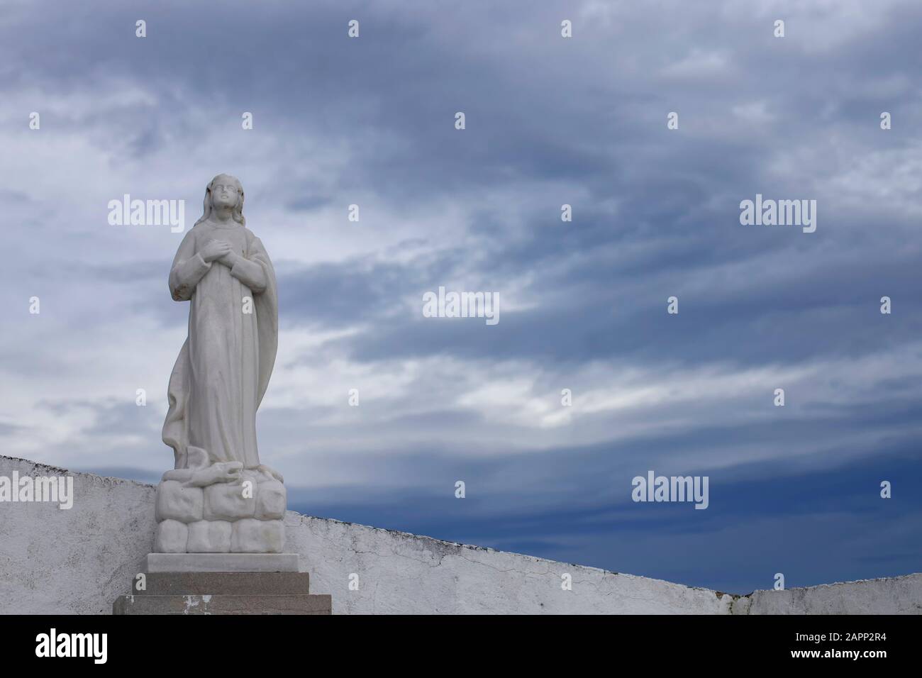 Statue eines Engels auf einem Friedhof Stockfoto