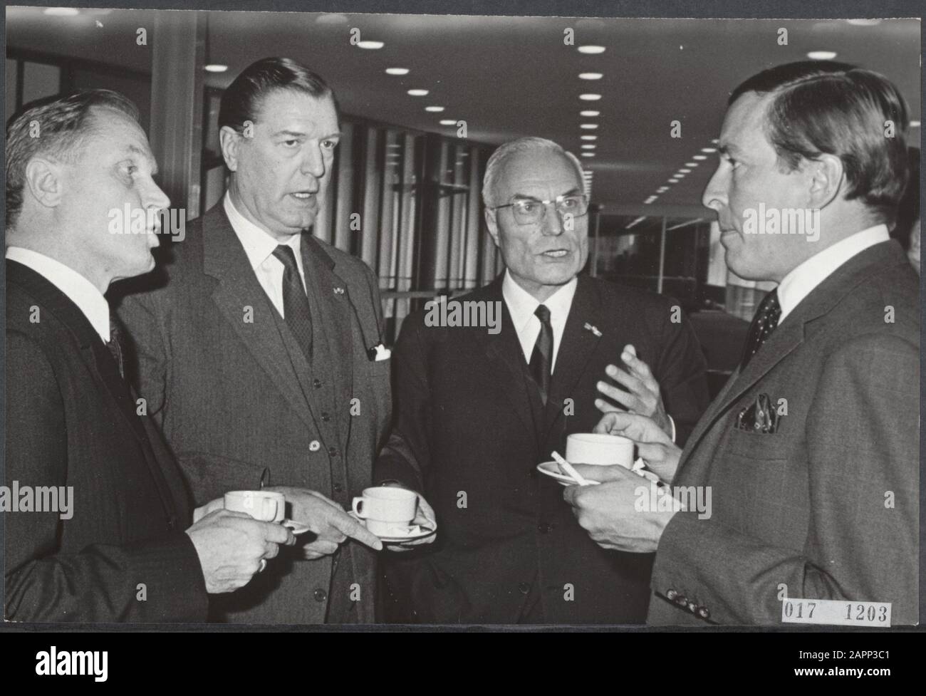 Königshaus, Fürsten, Besuche, Gespräche, Treffen, Kontantsdag, Brink J.R.M. V. D., Claus, Fürst, Kraayenhof J., Templaaar A. F. Datum: 5. November 1967 Ort: Amsterdam, Nordholland Schlüsselwörter: Besuche, Gespräche, Königshaus, Fürsten, Treffen persönlicher Name: Accountantsdag, Brink J.R.M. V. D., Claus, Fürst, Kraayenhof J., Tempelaar A. F. Name der Einrichtung: RAI Stockfoto