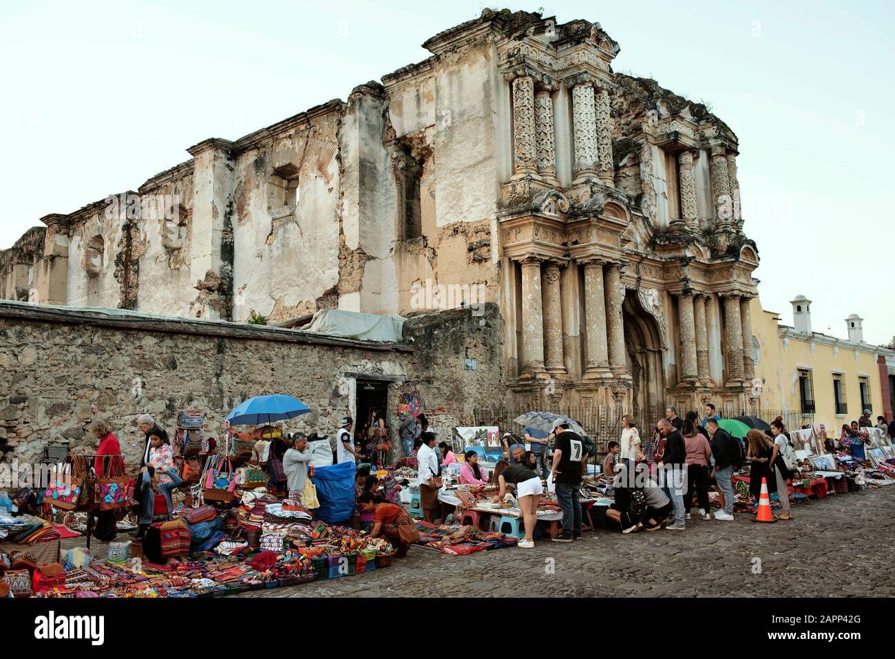 Einheimische guatemaltekische Händler verkaufen lokales Kunsthandwerk. Iglesia del Carmen, Antigua, Guatemala. Januar 2019 Stockfoto