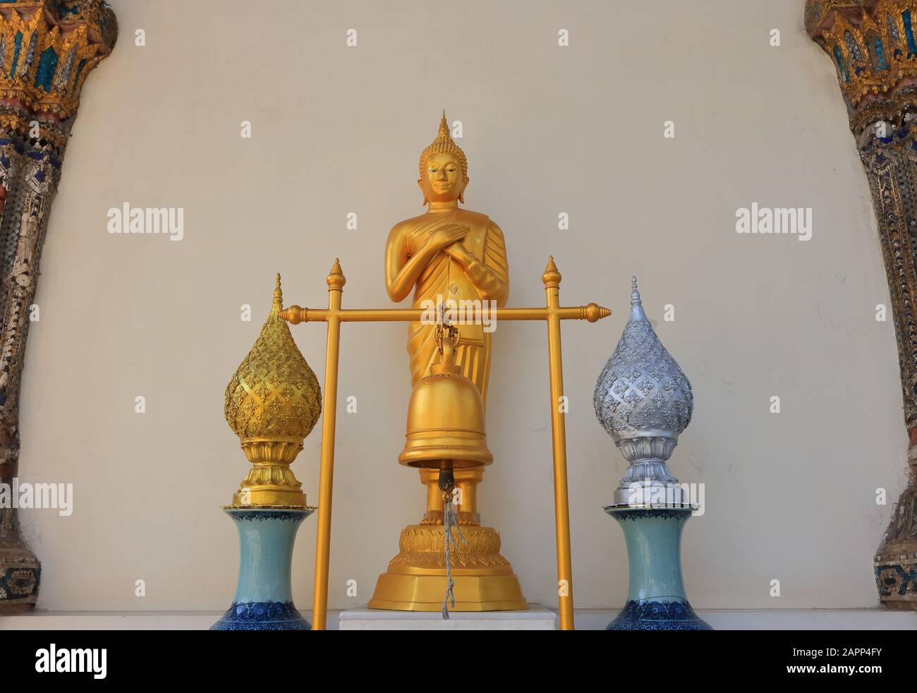 Buddha-Statue in Kontemplations-Pose, die Handflächen beider Hände zeigen in, flach auf der Brust liegend mit der linken Hand innen und der rechten Hand außen Stockfoto