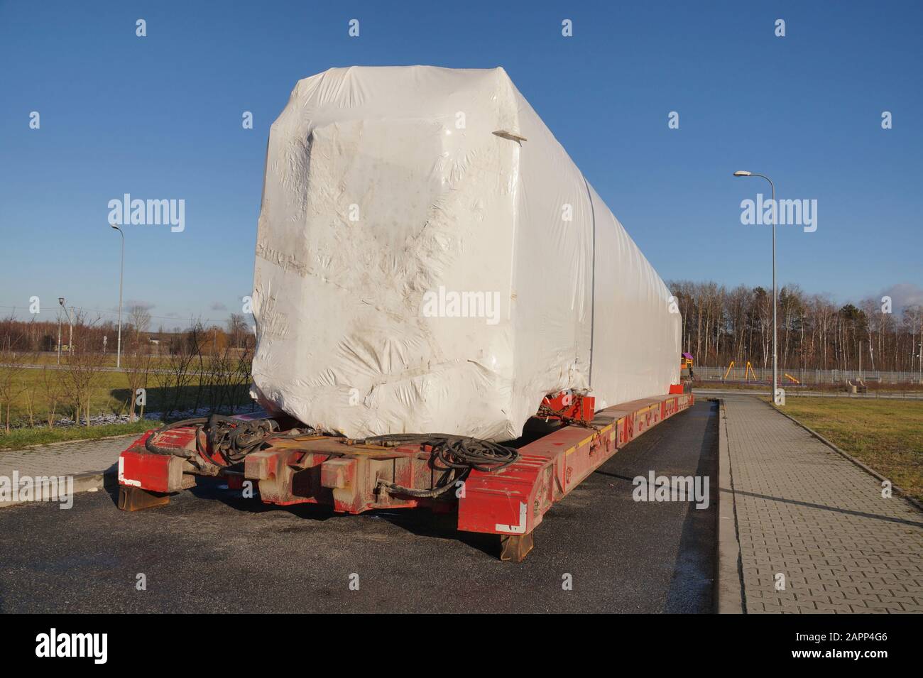Übergröße der Last. Der Stapler während einer Fahrpause. Schwerer Straßentransport. Stockfoto