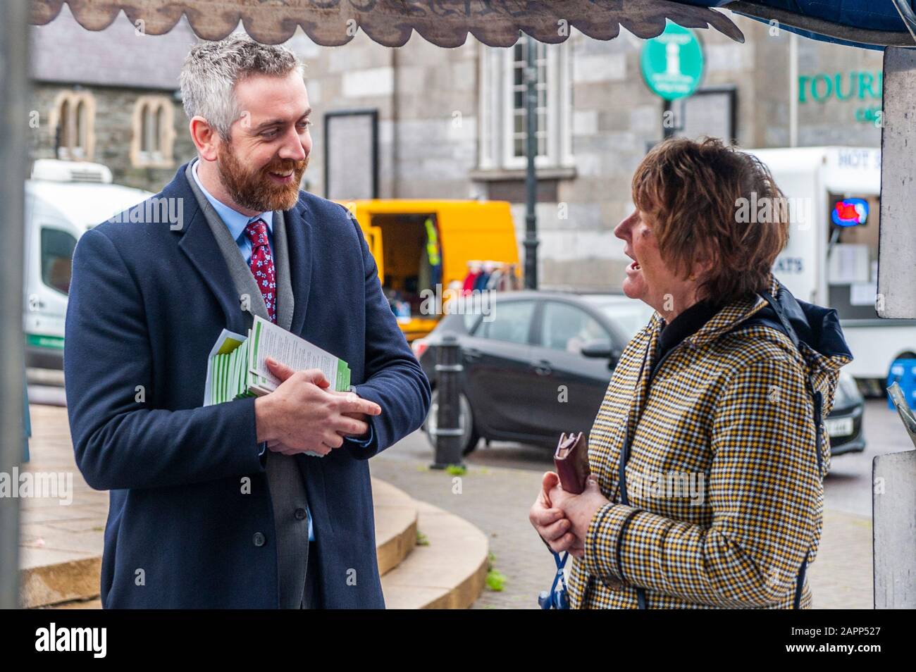 Bantry, West Cork, Irland. Januar 2020. Wahlkandidat Cllr. Christopher O'Sullivan war heute auf dem Bantry Market und konnte mit seinem Team Stimmen abgeben. Kredit: Andy Gibson/Alamy Live News Stockfoto
