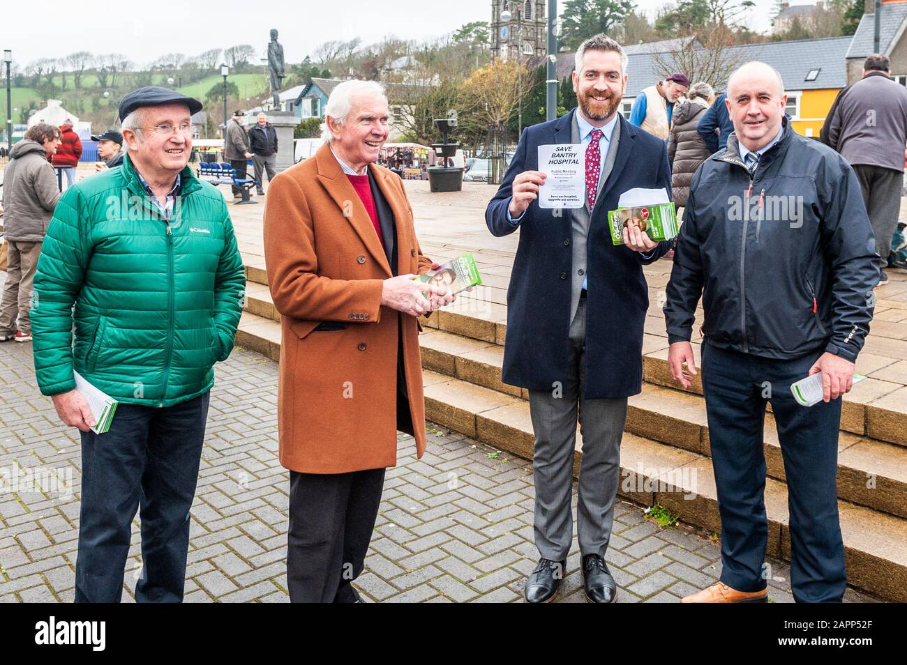 Bantry, West Cork, Irland. Januar 2020. Wahlkandidat Cllr. Christopher O'Sullivan war heute auf dem Bantry Market und konnte mit seinem Team Stimmen abgeben. Kredit: Andy Gibson/Alamy Live News Stockfoto