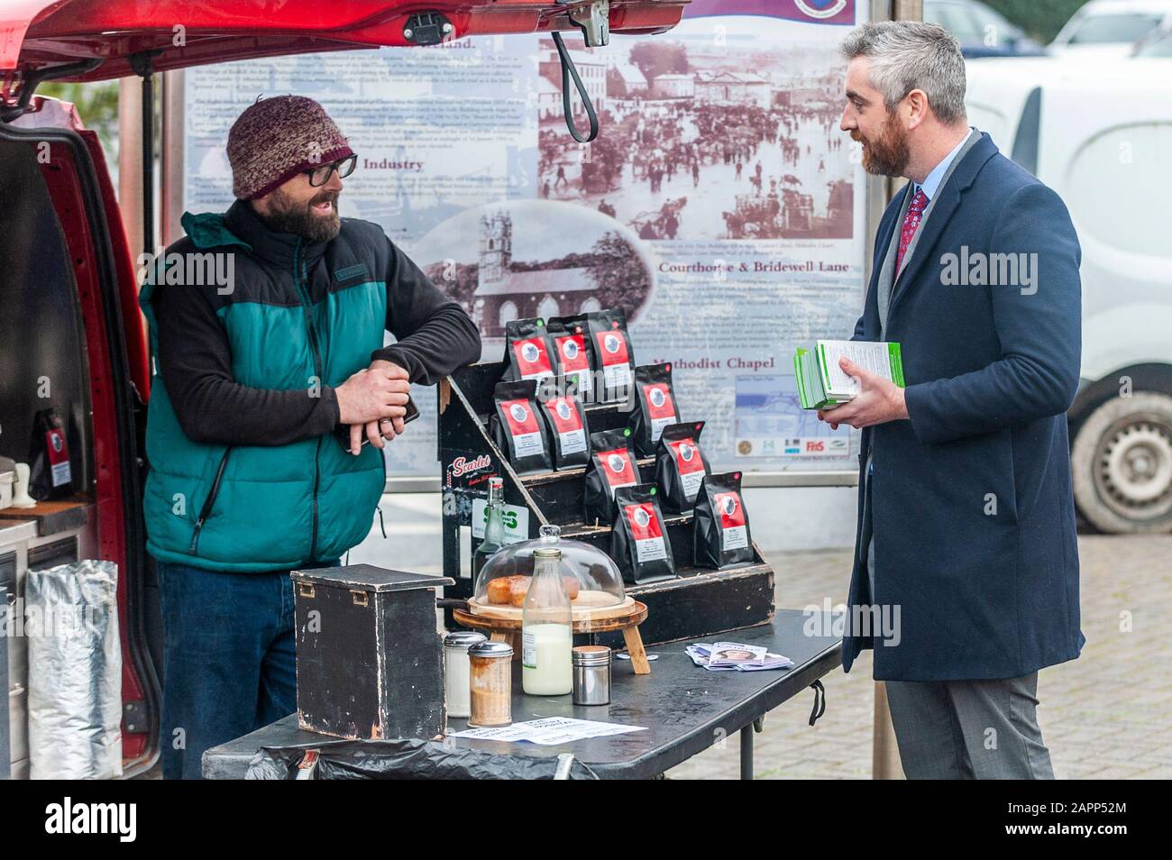 Bantry, West Cork, Irland. Januar 2020. Wahlkandidat Cllr. Christopher O'Sullivan war heute in Bantry Market und hat mit seinem Team um Stimmen gecabasing. Quelle: AG News/Alamy Live News Stockfoto
