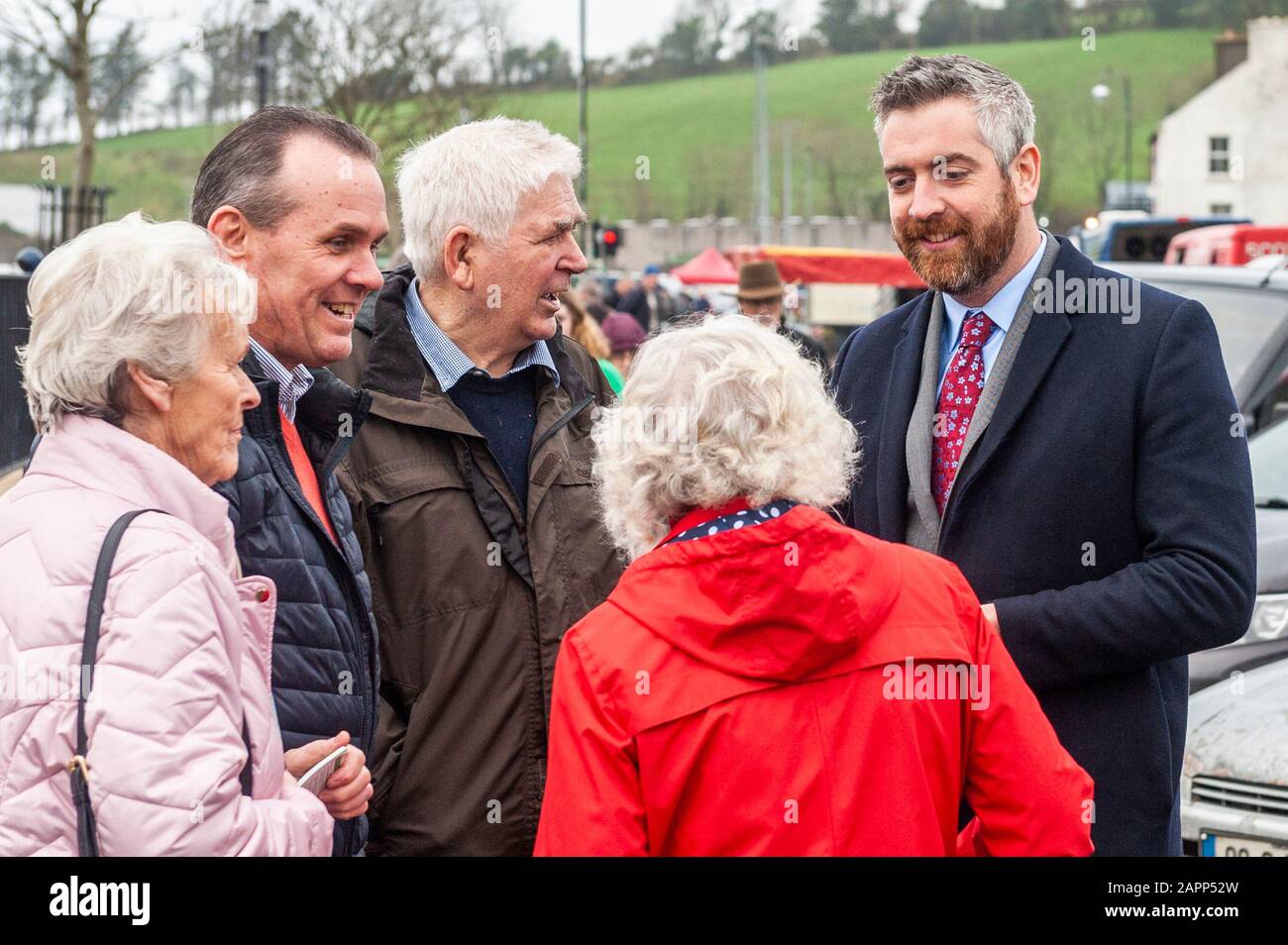 Bantry, West Cork, Irland. Januar 2020. Wahlkandidat Cllr. Christopher O'Sullivan war heute auf dem Bantry Market und konnte mit seinem Team Stimmen abgeben. Kredit: Andy Gibson/Alamy Live News Stockfoto