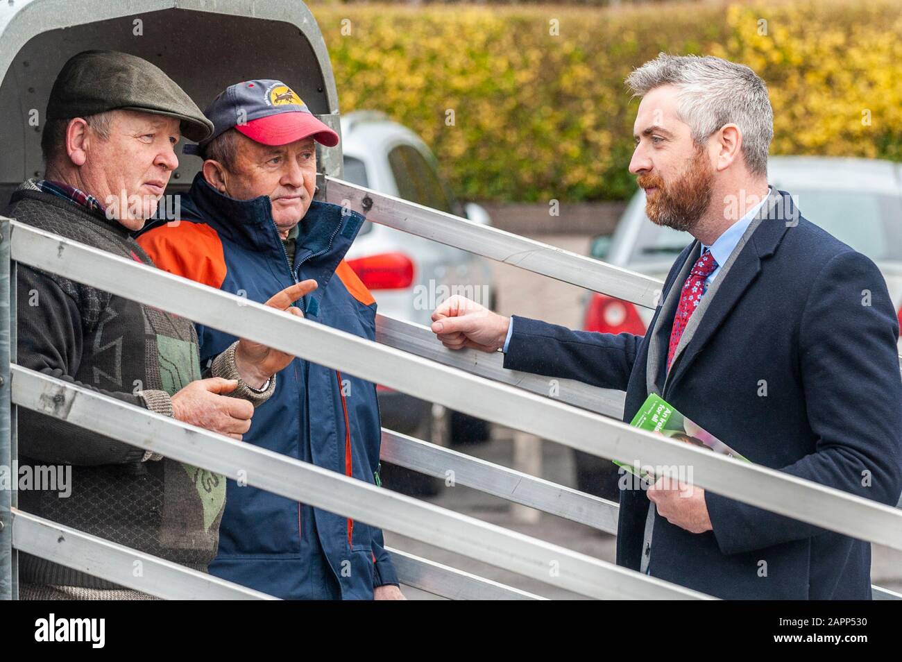 Bantry, West Cork, Irland. Januar 2020. Wahlkandidat Cllr. Christopher O'Sullivan war heute auf dem Bantry Market und konnte mit seinem Team Stimmen abgeben. Kredit: Andy Gibson/Alamy Live News Stockfoto