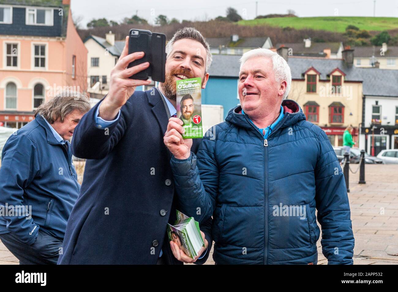Bantry, West Cork, Irland. Januar 2020. Wahlkandidat Cllr. Christopher O'Sullivan war heute auf dem Bantry Market und konnte mit seinem Team Stimmen abgeben. Kredit: Andy Gibson/Alamy Live News Stockfoto