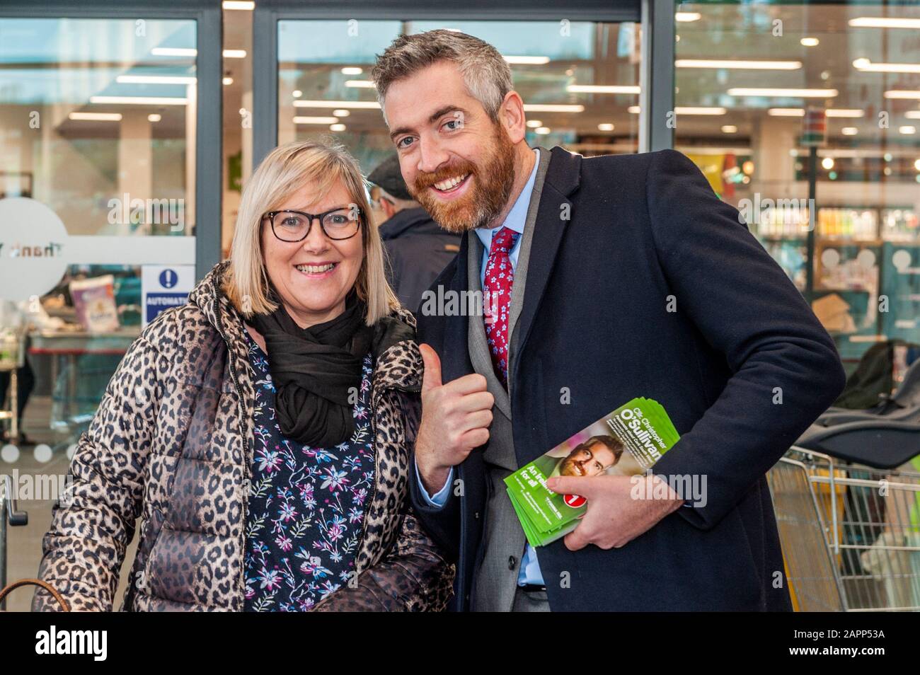 Bantry, West Cork, Irland. Januar 2020. Wahlkandidat Cllr. Christopher O'Sullivan war heute auf dem Bantry Market und konnte mit seinem Team Stimmen abgeben. Kredit: Andy Gibson/Alamy Live News Stockfoto