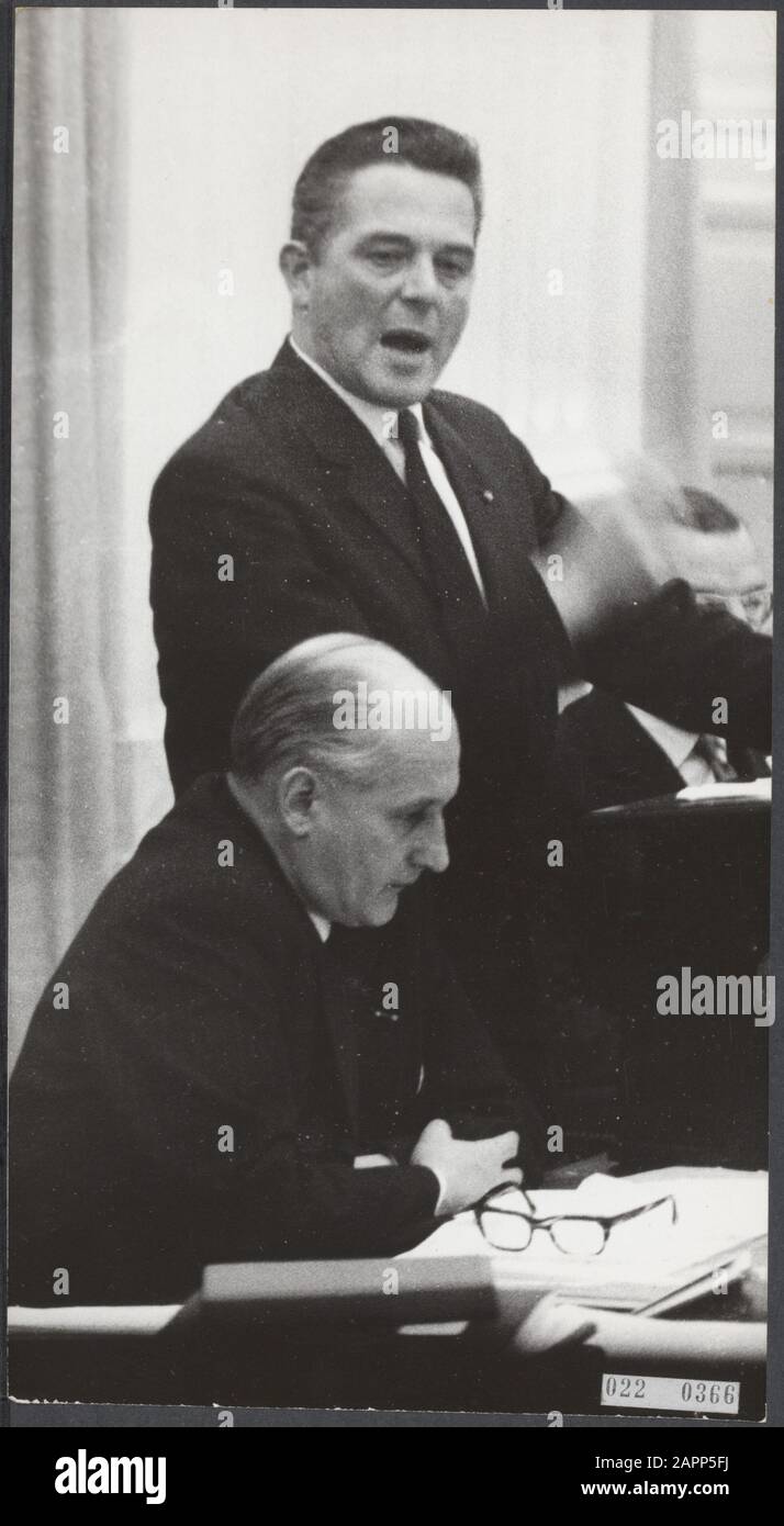 Radio- und TV-Debatte im Repräsentantenhaus. Premierminister Marijnen spricht das Unterhaus an, neben ihm Minister bot für Bildung, Kunst und Wissenschaften Datum: 22. Dezember 1964 Ort: Den Haag, Südholland Schlüsselwörter: Debatten, Minister, Politik, Premierminister, Radio, Fernsehen persönlicher Name: Bot, Theo, Marijnen, Victor Stockfoto