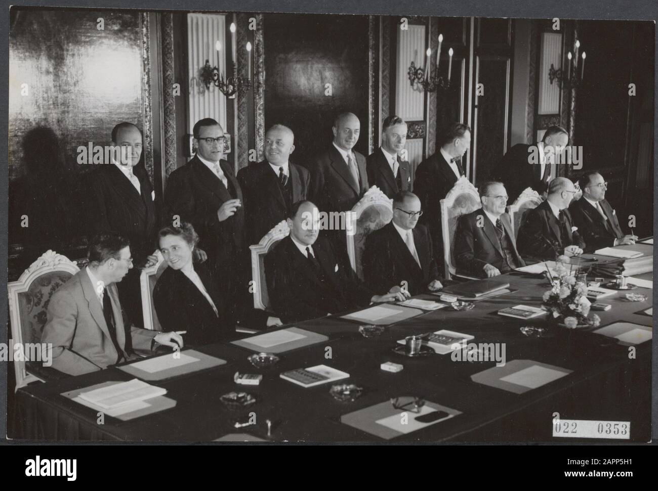 Freitagnachmittag fand die erste Sitzung des neuen Kabinetts in den Haag statt. Sitzung: Prof. Dr. J. Zijlstra, M. Klompé, Herr J.M.H.A. LUNs, Herr A.A. H. Struyken, Dr. W. Drees, Prof. I. Samkalden, J.M. l.Th. Oh, Cals. Stand: H.J. Hofstra, IR. H.B.J. Weiß, Irr. C. Staf, Dr. SL. Mansholt, J. Algera, J.G. Suurhoff und der Sekretär von Dr. W. Drees Datum: 12. Oktober 1956 Ort: Den Haag, Zuid-Holland Stichwörter: Gruppenporträts, Kabinette, Ministerräte, Sitzungen persönlicher Name: Algera, Hofstra, Klompé, Luns, J.A.M.H.H., Joseph, Mansholt, Sicco, Mitarbeiter, Mitarbeiter, Mitarbeiter, Mitarbeiter, Struycken Stockfoto