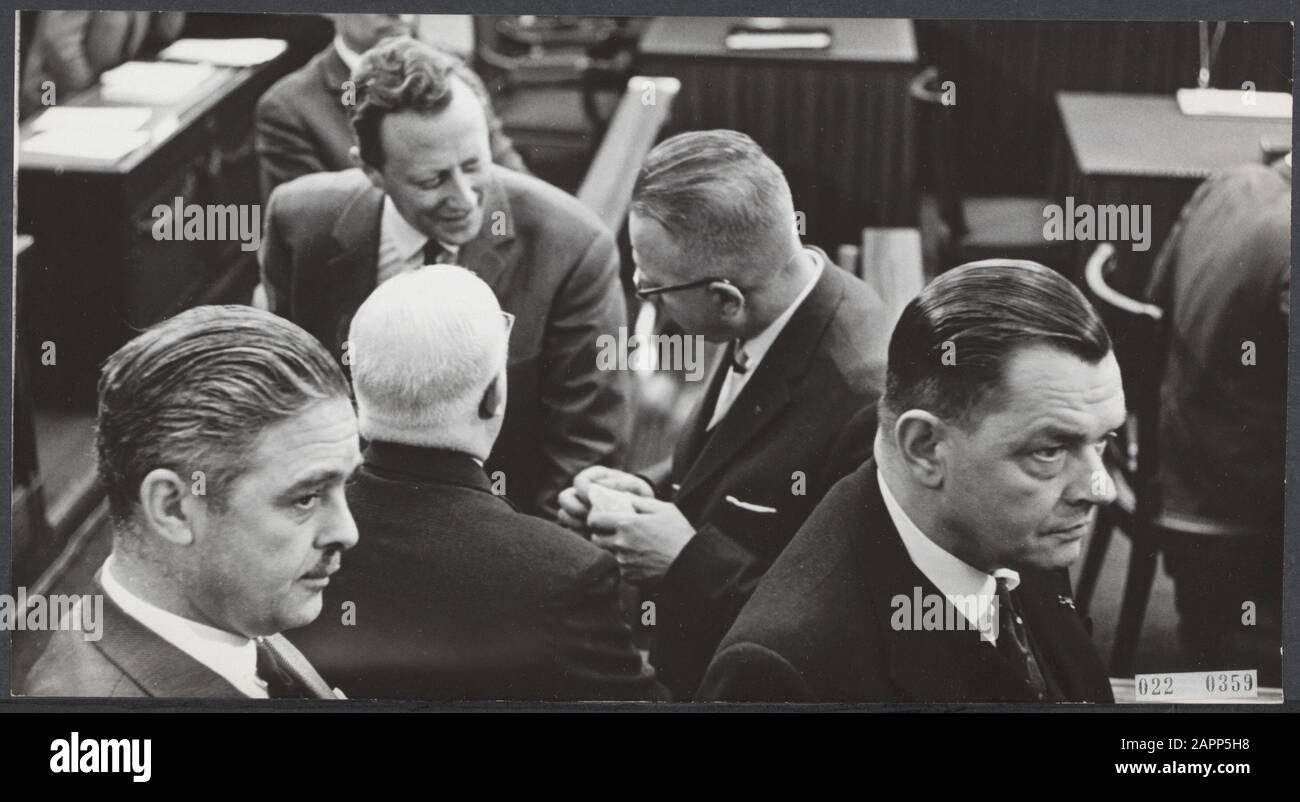Am Dienstagnachmittag traf sich das Repräsentantenhaus, um sich mit dem Schreiben des Premierministers zur Frage von Irene zu befassen. Zu Beginn der Sitzung standen die Fraktionsvorsitzenden vor dem Tisch des Vorsitzenden. Herr W.J. Geertsema (VVD), H.J. Lankhorst (PSP), ir. C.N. van Dis (SGP), unbekannt, mr. H.K.J. Beernink (CHU) Datum: 14. April 1964 Ort: Den Haag, Zuid-Holland Schlüsselwörter: Debatten, Parlamentsmitglieder, Politischer Name: Beernink H.K.J., Dis C. N van, Geertsema W.J., Lankhorst, H.J. Stockfoto